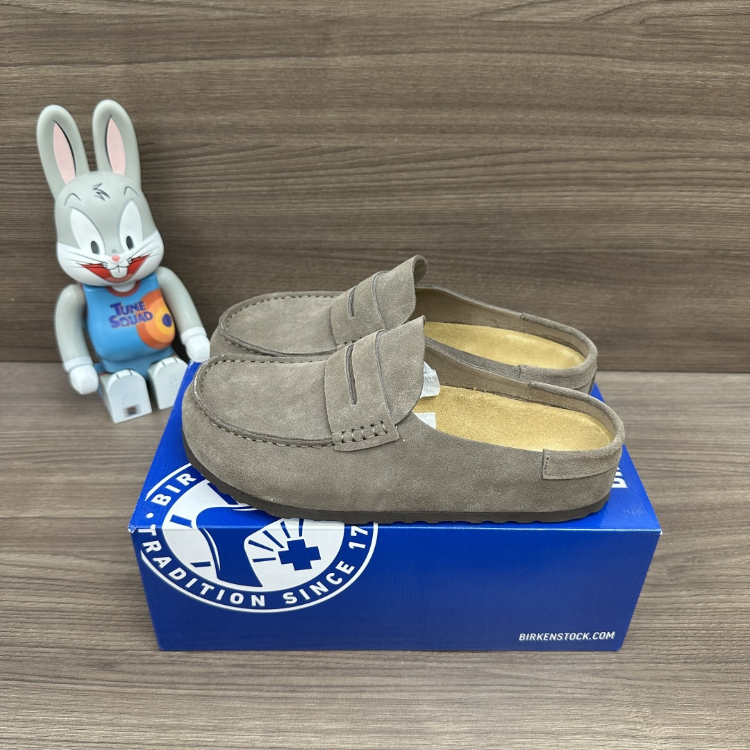 NO:614081,The top version of Birkenstock anti-wear cap-toe slippers, the same style for men and women. The fabric is made of suede and the rubber outsole!  Packaging: A complete set of accessories and poison box packaging!  Size: 35-46 (full size), half drag, birkenstock, slippers, chamois leather19860909顶级版本Birkenstock 防磨包头拖鞋 男女同款. 面料采用麂皮 橡胶大底！ 包装:全套得物配件加毒盒包装！ 码数:35-46码(正码),半拖,birkenstock,slippers,chamois leather,Women's Shoes