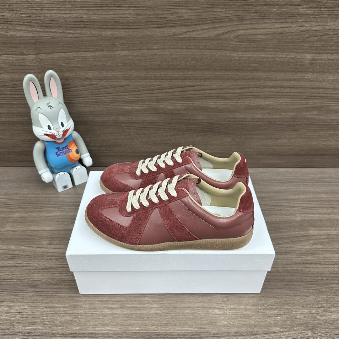 NO:629200,The top version Maison Margiela Replica cowhide logo lace-up moral training shoes low-cut sneakers same style for couples. The upper is made of imported cowhide stitching Niujing outsole and wear-resistant rubber outsole!  At the same time, the original thin, flexible flat-bottom design is retained. Packaging: A full set of accessories reinforced aircraft box packaging!  Size: Women's 35-40, Men's 40-44 (45-48 customized, non-refundable), casual shoes/sports shoes, masion margiela, sneakers, cowhide19860909顶级版本Maison Margiela梅森马吉拉 Replica 牛皮 徽标系带 德训鞋 低帮 板鞋 情侣同款 鞋面采用进口牛皮拼接牛京 大底耐磨橡胶大底！同时保留了原本轻薄、灵活的平底设计. 包装:全套配件加固飞机盒包装！ 码数:女35-40码  男40-44码（45-48定做不退换）,休闲鞋/运动鞋,masion margiela,sneakers,cowhide,Women's Shoes