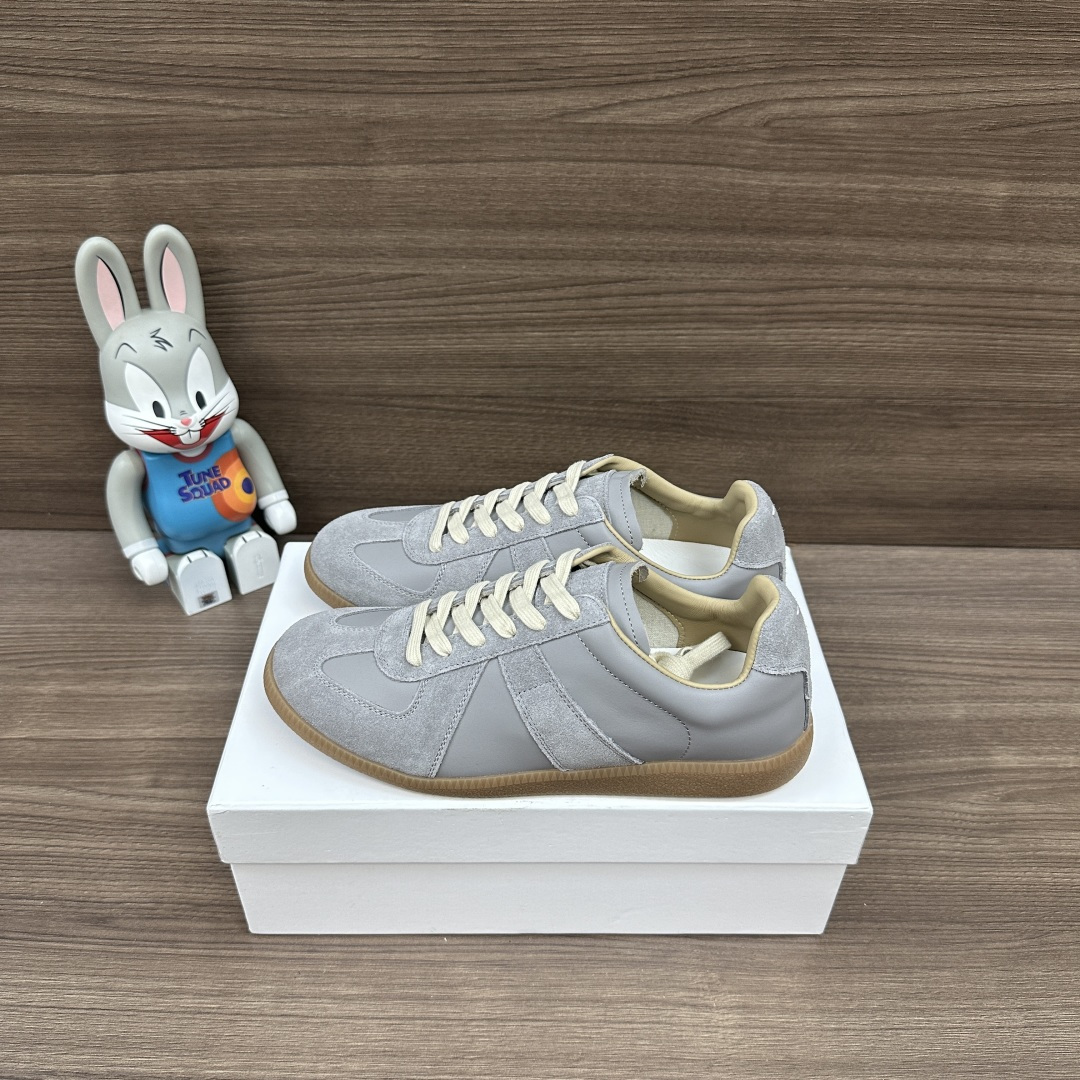 NO:629146,The top version Maison Margiela Replica cowhide logo lace-up moral training shoes low-cut sneakers same style for couples. The upper is made of imported cowhide stitching Niujing outsole and wear-resistant rubber outsole!  At the same time, the original thin, flexible flat-bottom design is retained. Packaging: A full set of accessories reinforced aircraft box packaging!  Size: Women's 35-40, Men's 40-44 (45-48 customized, non-refundable), casual shoes/sports shoes, masion margiela, sneakers, cowhide19860909顶级版本Maison Margiela梅森马吉拉 Replica 牛皮 徽标系带 德训鞋 低帮 板鞋 情侣同款 鞋面采用进口牛皮拼接牛京 大底耐磨橡胶大底！同时保留了原本轻薄、灵活的平底设计. 包装:全套配件加固飞机盒包装！ 码数:女35-40码  男40-44码（45-48定做不退换）,休闲鞋/运动鞋,masion margiela,sneakers,cowhide,Women's Shoes