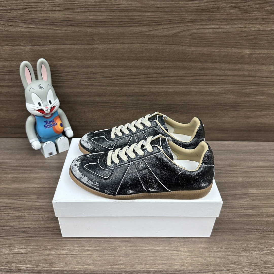 NO:629153,The top version Maison Margiela Replica cowhide logo lace-up moral training shoes low-cut sneakers same style for couples. The upper is made of imported cowhide stitching Niujing outsole and wear-resistant rubber outsole!  At the same time, the original thin, flexible flat-bottom design is retained. Packaging: A full set of accessories reinforced aircraft box packaging!  Size: Women's 35-40, Men's 40-44 (45-48 customized, non-refundable), casual shoes/sports shoes, masion margiela, sneakers, cowhide19860909顶级版本Maison Margiela梅森马吉拉 Replica 牛皮 徽标系带 德训鞋 低帮 板鞋 情侣同款 鞋面采用进口牛皮拼接牛京 大底耐磨橡胶大底！同时保留了原本轻薄、灵活的平底设计. 包装:全套配件加固飞机盒包装！ 码数:女35-40码  男40-44码（45-48定做不退换）,休闲鞋/运动鞋,masion margiela,sneakers,cowhide,Women's Shoes