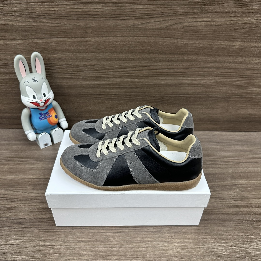 NO:629161,The top version Maison Margiela Replica cowhide logo lace-up moral training shoes low-cut sneakers same style for couples. The upper is made of imported cowhide stitching Niujing outsole and wear-resistant rubber outsole!  At the same time, the original thin, flexible flat-bottom design is retained. Packaging: A full set of accessories reinforced aircraft box packaging!  Size: Women's 35-40, Men's 40-44 (45-48 customized, non-refundable), casual shoes/sports shoes, masion margiela, sneakers, cowhide19860909顶级版本Maison Margiela梅森马吉拉 Replica 牛皮 徽标系带 德训鞋 低帮 板鞋 情侣同款 鞋面采用进口牛皮拼接牛京 大底耐磨橡胶大底！同时保留了原本轻薄、灵活的平底设计. 包装:全套配件加固飞机盒包装！ 码数:女35-40码  男40-44码（45-48定做不退换）,休闲鞋/运动鞋,masion margiela,sneakers,cowhide,Women's Shoes