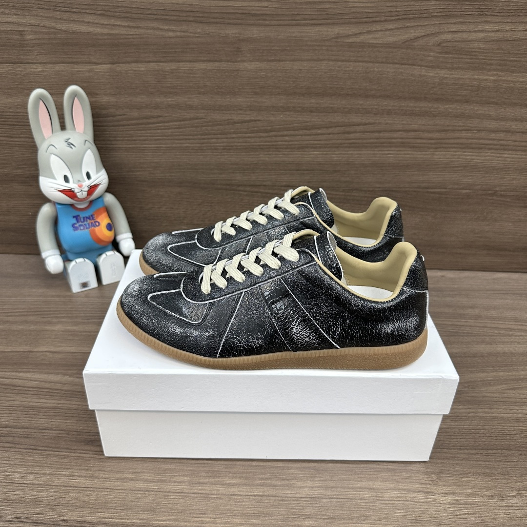 NO:629175,The top version Maison Margiela Replica cowhide logo lace-up moral training shoes low-cut sneakers same style for couples. The upper is made of imported cowhide stitching Niujing outsole and wear-resistant rubber outsole!  At the same time, the original thin, flexible flat-bottom design is retained. Packaging: A full set of accessories reinforced aircraft box packaging!  Size: Women's 35-40, Men's 40-44 (45-48 customized, non-refundable), casual shoes/sports shoes, masion margiela, sneakers, cowhide19860909顶级版本Maison Margiela梅森马吉拉 Replica 牛皮 徽标系带 德训鞋 低帮 板鞋 情侣同款 鞋面采用进口牛皮拼接牛京 大底耐磨橡胶大底！同时保留了原本轻薄、灵活的平底设计. 包装:全套配件加固飞机盒包装！ 码数:女35-40码  男40-44码（45-48定做不退换）,休闲鞋/运动鞋,masion margiela,sneakers,cowhide,Women's Shoes