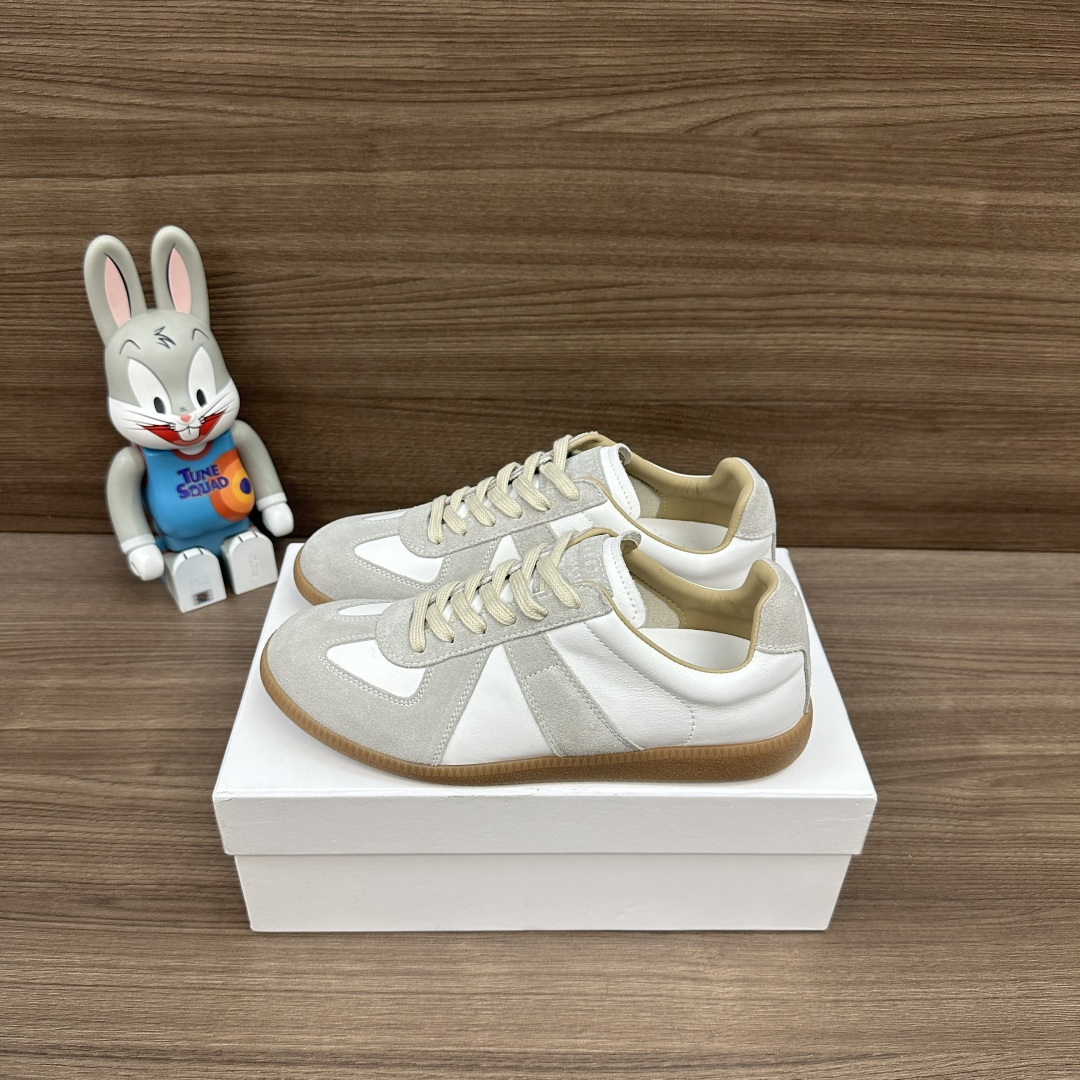 NO:629180,The top version Maison Margiela Replica cowhide logo lace-up moral training shoes low-cut sneakers same style for couples. The upper is made of imported cowhide stitching Niujing outsole and wear-resistant rubber outsole!  At the same time, the original thin, flexible flat-bottom design is retained. Packaging: A full set of accessories reinforced aircraft box packaging!  Size: Women's 35-40, Men's 40-44 (45-48 customized, non-refundable), casual shoes/sports shoes, masion margiela, sneakers, cowhide19860909顶级版本Maison Margiela梅森马吉拉 Replica 牛皮 徽标系带 德训鞋 低帮 板鞋 情侣同款 鞋面采用进口牛皮拼接牛京 大底耐磨橡胶大底！同时保留了原本轻薄、灵活的平底设计. 包装:全套配件加固飞机盒包装！ 码数:女35-40码  男40-44码（45-48定做不退换）,休闲鞋/运动鞋,masion margiela,sneakers,cowhide,Women's Shoes