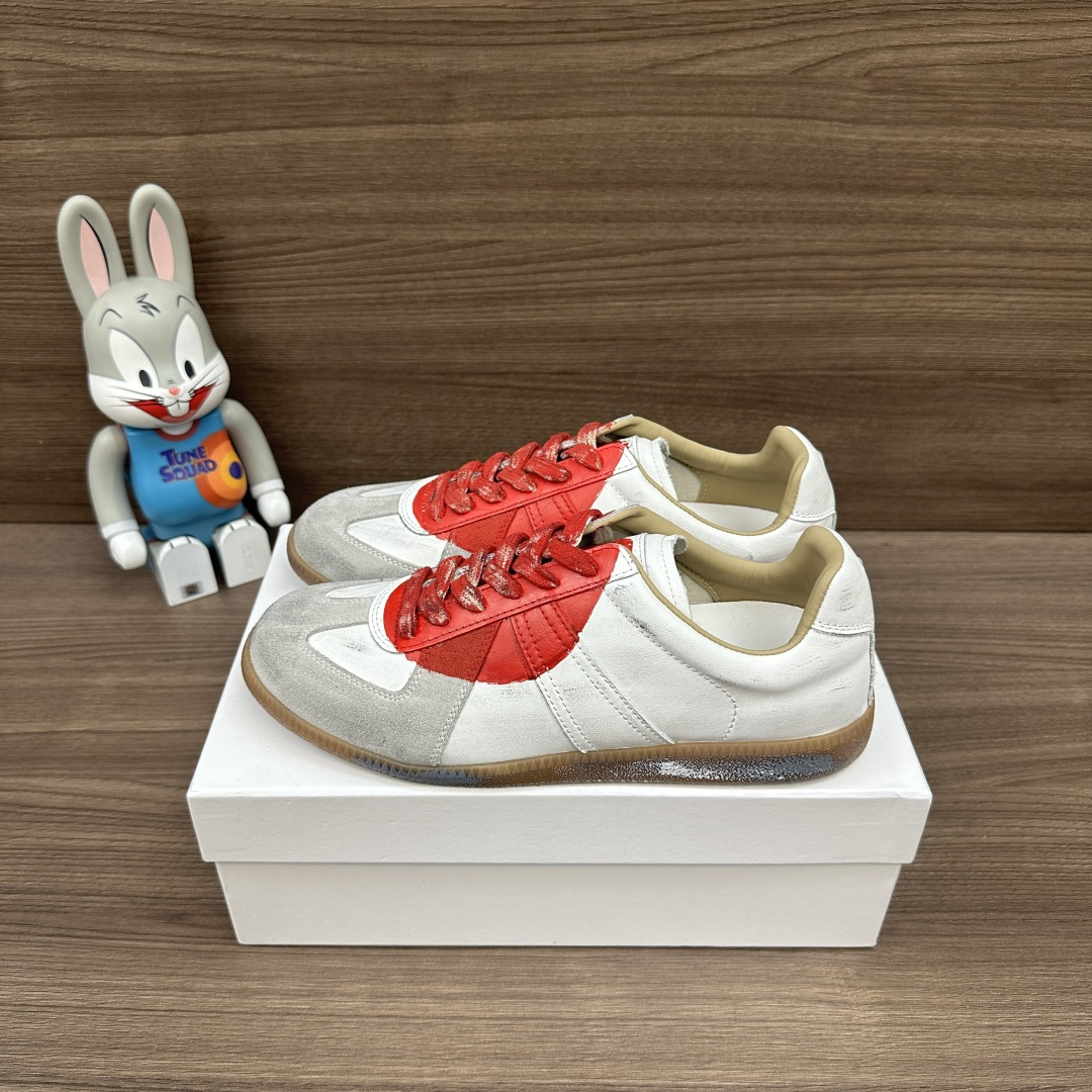 NO:629188,Top version Maison Margiela Replica cowhide logo lace-up Dexun shoes painted low-cut sneakers same style for couples The upper is made of imported cowhide stitched with Niujing and artificially painted!  Outsole Wear-resistant rubber outsole!  At the same time, the original thin, flexible flat-bottom design is retained. Packaging: A full set of accessories reinforced aircraft box packaging!  Size: Women's 35-40, Men's 40-48 (full sizes are custom-made and non-returnable), casual shoes/sports shoes, masion margiela, sneakers, cowhide19860909顶级版本Maison Margiela梅森马吉拉 Replica 牛皮 徽标系带 德训鞋 彩绘 低帮 板鞋 情侣同款 鞋面采用进口牛皮拼接牛京 采用人工彩绘！ 大底耐磨橡胶大底！同时保留了原本轻薄、灵活的平底设计. 包装:全套配件加固飞机盒包装！ 码数:女35-40码  男40-48码（全码定做不退换）,休闲鞋/运动鞋,masion margiela,sneakers,cowhide,Women's Shoes