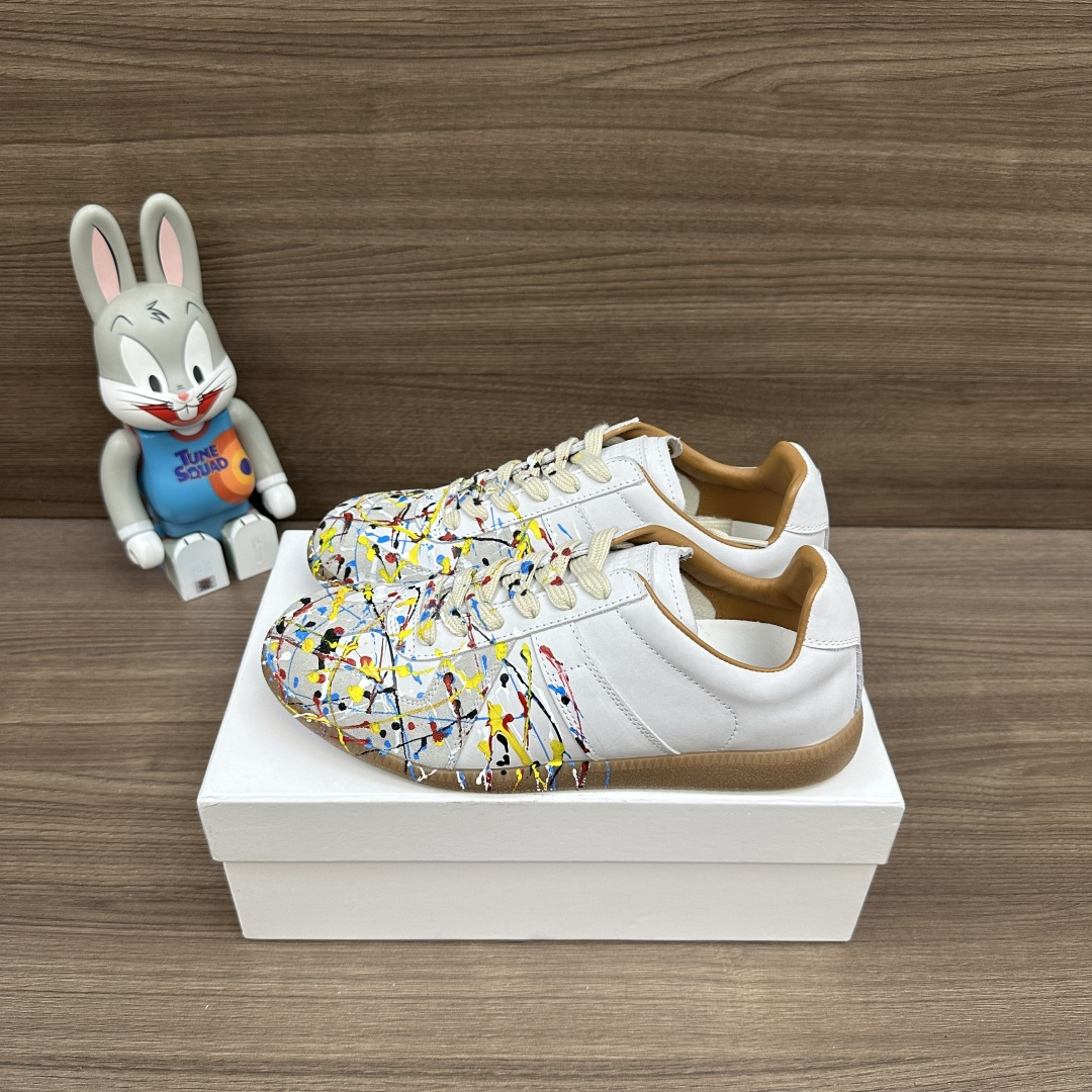 NO:629195,Top version Maison Margiela Replica cowhide logo lace-up Dexun shoes painted low-cut sneakers same style for couples The upper is made of imported cowhide stitched with Niujing and artificially painted!  Outsole Wear-resistant rubber outsole!  At the same time, the original thin, flexible flat-bottom design is retained. Packaging: A full set of accessories reinforced aircraft box packaging!  Size: Women's 35-40, Men's 40-44 (45-48 customized, non-refundable), casual shoes/sports shoes, masion margiela, sneakers, cowhide19860909顶级版本Maison Margiela梅森马吉拉 Replica 牛皮 徽标系带 德训鞋 彩绘 低帮 板鞋 情侣同款 鞋面采用进口牛皮拼接牛京 采用人工彩绘！ 大底耐磨橡胶大底！同时保留了原本轻薄、灵活的平底设计. 包装:全套配件加固飞机盒包装！ 码数:女35-40码  男40-44码（45-48定做不退换）,休闲鞋/运动鞋,masion margiela,sneakers,cowhide,Women's Shoes