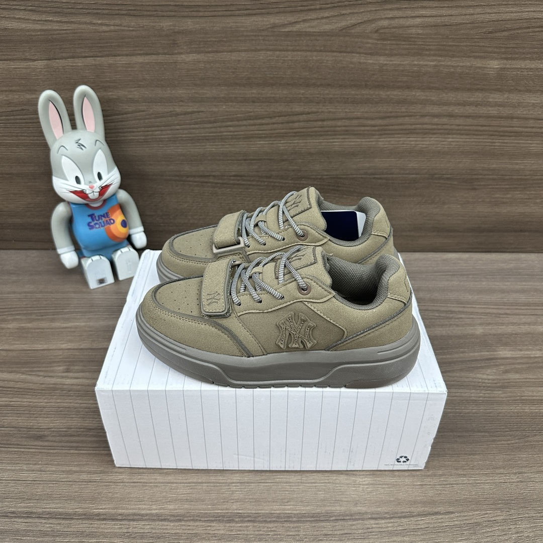 NO:723413,Top MLB New York Yankees Fashionable and retro Comfortable and versatile Low-top sneakers Unisex Brown Suede upper Outsole Increased thick sole Wear-resistant and non-slip Coding: 3ASXN-50BGS Full set of gift cards, poison buckles, cotton socks, poison box. Size 35-45, casual shoes/sports shoes, sneakers, chamois leather19860909顶级MLB 纽约洋基队 时尚潮流复古 舒适百搭 低帮 板鞋 男女同款 棕色 鞋面采用麂皮 大底增高厚底 耐磨防滑 编码: 3ASXN-50BGS 全套得物包装毒卡 毒扣 棉袜 毒盒. 码数35-45码,休闲鞋/运动鞋,sneakers,chamois leather,Women's Shoes