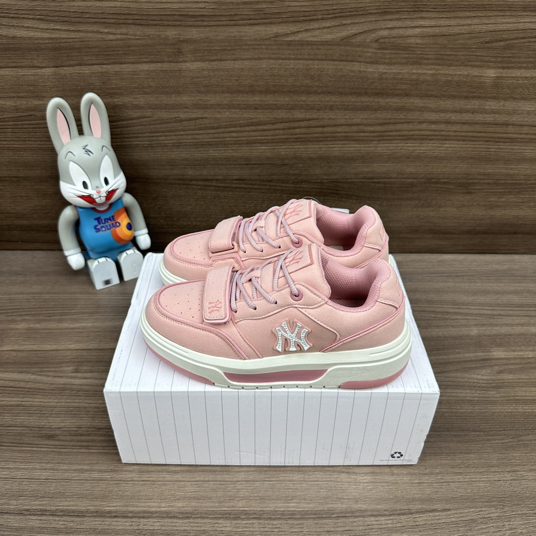 NO:723423,Top MLB New York Yankees Fashionable and retro Comfortable and versatile Low-cut sneakers Unisex Pink Suede upper Outsole Increased thick sole Wear-resistant and non-slip Coding: 3ASXN-50PKS Full set of gift cards, poison buckles, cotton socks, poison box. Size 35-45, casual shoes/sports shoes, sneakers, chamois leather19860909顶级MLB 纽约洋基队 时尚潮流复古 舒适百搭 低帮 板鞋 男女同款 粉色 鞋面采用麂皮 大底增高厚底 耐磨防滑 编码: 3ASXN-50PKS 全套得物包装毒卡 毒扣 棉袜 毒盒. 码数35-45码,休闲鞋/运动鞋,sneakers,chamois leather,Women's Shoes