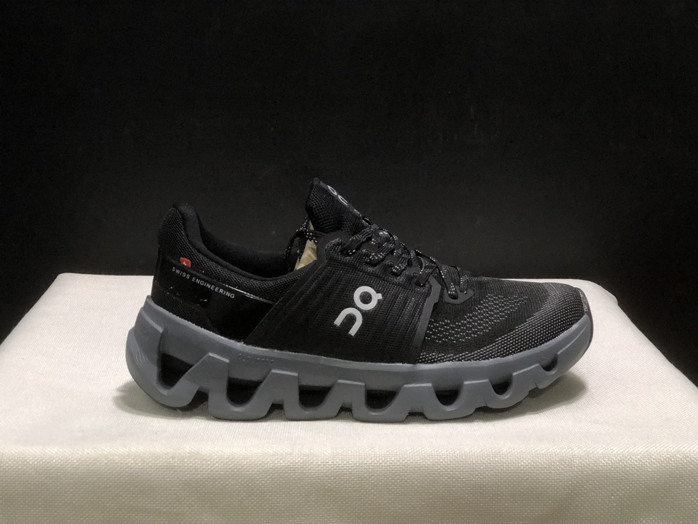 NO:706652,The top version of On Onangpao Onangpao Cloudswift 4 AD is versatile and comfortable, mesh is non-slip and wear-resistant, low-top running shoes, the same style for men and women!  This series of works created by Swiss high-performance sports brand on has an upper made of recycled polyester fiber and mesh cloth, an exclusive hollow rubber sole, and On's iconic LoGo on the side with full-coverage seam details. Packaging: A full set of accessories and reinforced gift box packaging!  Size: 36-46 (true size), casual shoes/sports shoes, stuart weitzman, sneakers19860909顶级版本On昂跑On昂跑 Cloudswift 4 AD 百搭舒适 网布防滑耐磨 低帮跑步鞋 男女同款！ 瑞士高性能运动品牌on打造的此系列作品,鞋面由再生聚酯纤维和网眼布制成,采用独家镂空橡胶鞋底,侧面On标志性LoGo饰有全覆盖贴缝细节. 包装:全套得物配件加固得物箱包装！ 码数:36-46码(正码),休闲鞋/运动鞋,stuart weitzman,sneakers,Women's Shoes