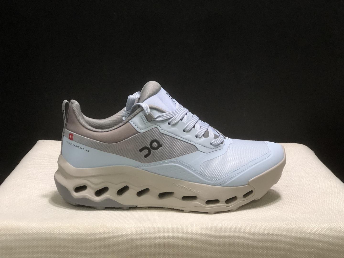 NO:706653,The top version of On's Cloudhorizon 2 cushioning hiking shoes, versatile and comfortable, same style for men and women!  This series of works created by Swiss high-performance sports brand on has an upper made of recycled polyester fiber and mesh cloth, an exclusive hollow rubber sole, and On's iconic LoGo on the side with full-coverage seam details. Packaging: A full set of accessories and reinforced gift box packaging!  Size: 36-46 (true size), casual shoes/sports shoes, sneakers19860909顶级版本On昂跑 Cloudhorizon 2 缓震徒步鞋 百搭舒适 男女同款！ 瑞士高性能运动品牌on打造的此系列作品,鞋面由再生聚酯纤维和网眼布制成,采用独家镂空橡胶鞋底,侧面On标志性LoGo饰有全覆盖贴缝细节. 包装:全套得物配件加固得物箱包装！ 码数:36-46码(正码),休闲鞋/运动鞋,sneakers,Women's Shoes