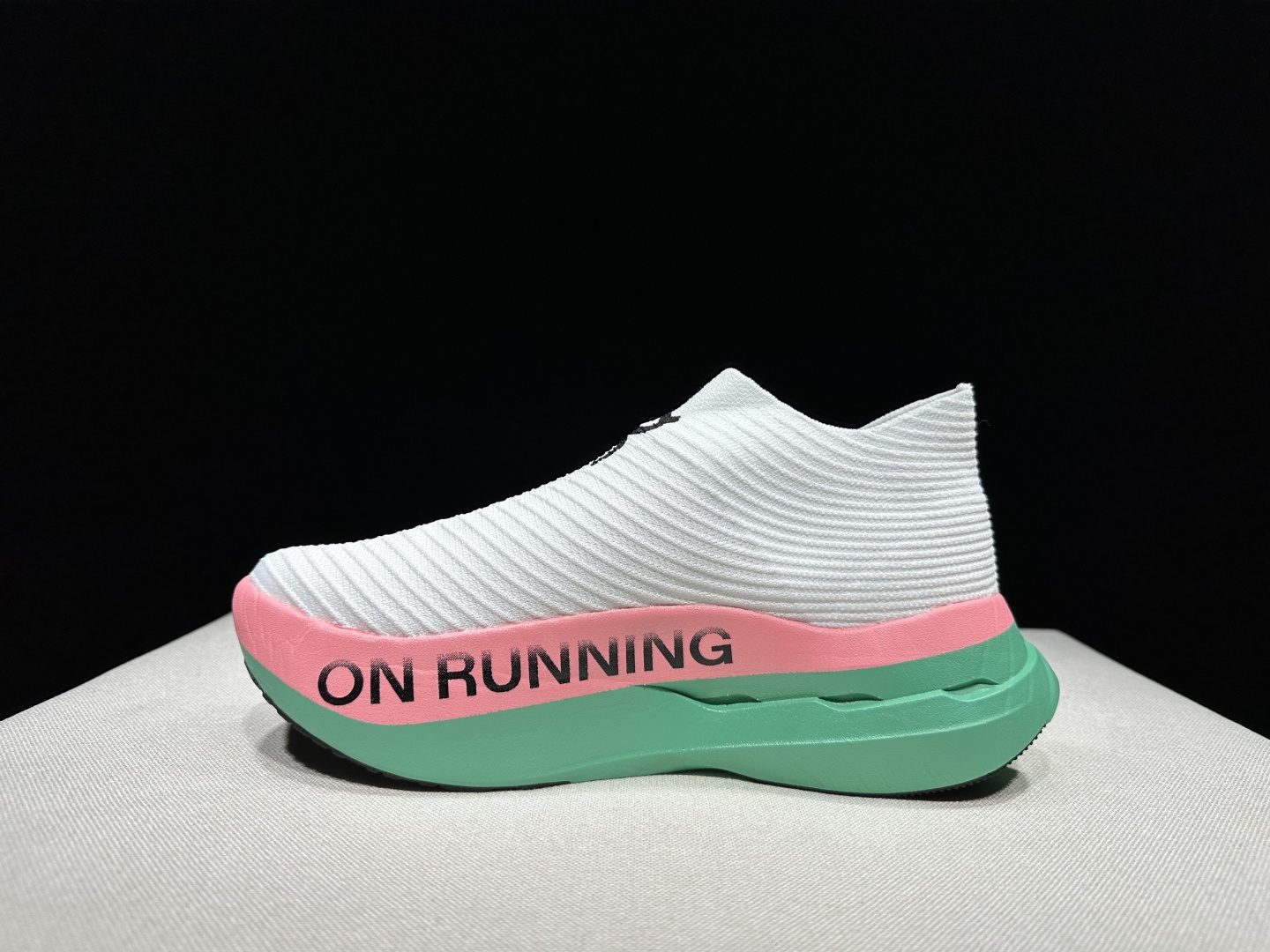 NO:695255,The top version of the On Cloudboom Strike LS is a comfortable, breathable and supportive long-distance running shoe for both men and women. This series of works is created by the Swiss high-performance sports brand on. The upper is made of recycled polyester fiber and mesh cloth, with an exclusive hollow rubber sole, and the On signature LoGo on the side is decorated with full-coverage seam details. Packaging: A full set of accessories and reinforced gift box packaging!  Size: 36-46 (true size), casual shoes/sports shoes, sneakers19860909顶级版本On昂跑 Cloudboom Strike LS 舒适透气支撑 长跑跑步鞋 男女同款 瑞士高性能运动品牌on打造的此系列作品,鞋面由再生聚酯纤维和网眼布制成,采用独家镂空橡胶鞋底,侧面On标志性LoGo饰有全覆盖贴缝细节. 包装:全套得物配件加固得物箱包装！ 码数:36-46码(正码),休闲鞋/运动鞋,sneakers,Women's Shoes