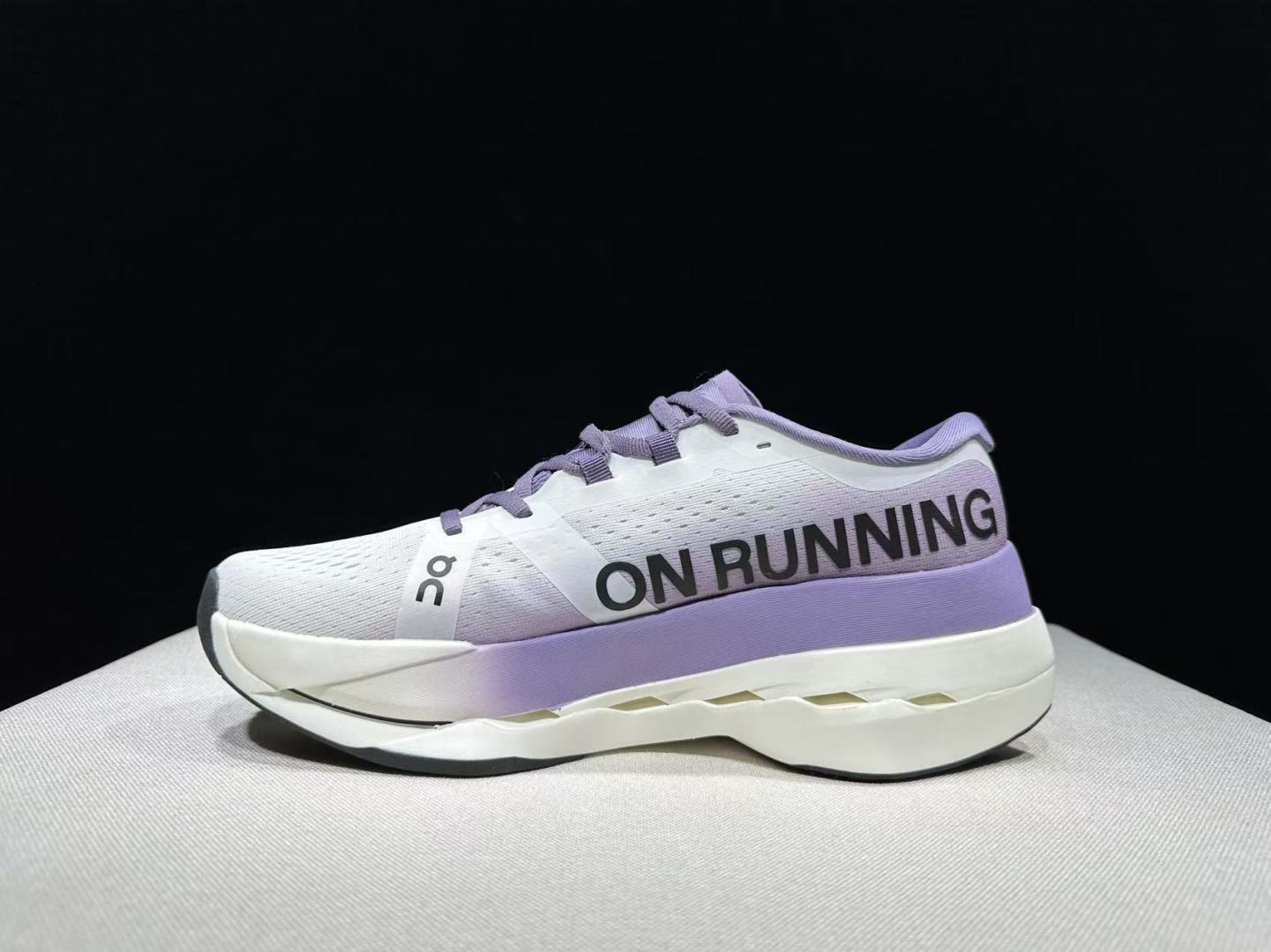 NO:706636,Top version On cloudboom max comfortable, versatile, supportive and lightweight marathon running shoes for men This series of works created by Swiss high-performance sports brand on, the upper is made of recycled polyester fiber and mesh cloth, with an exclusive hollow rubber sole, and the On signature LoGo on the side is decorated with full-coverage seam details. Packaging: a full set of accessories and reinforced gift box packaging!  Size: 40-45 (full size), casual shoes/sports shoes, sneakers19860909顶级版本 On昂跑 cloudboom max 舒适百搭支撑轻便 马拉松跑步鞋 男款 瑞士高性能运动品牌on打造的此系列作品,鞋面由再生聚酯纤维和网眼布制成,采用独家镂空橡胶鞋底,侧面On标志性LoGo饰有全覆盖贴缝细节. 包装:全套得物配件加固得物箱包装！ 码数:40—45码(正码),休闲鞋/运动鞋,sneakers,Women's Shoes