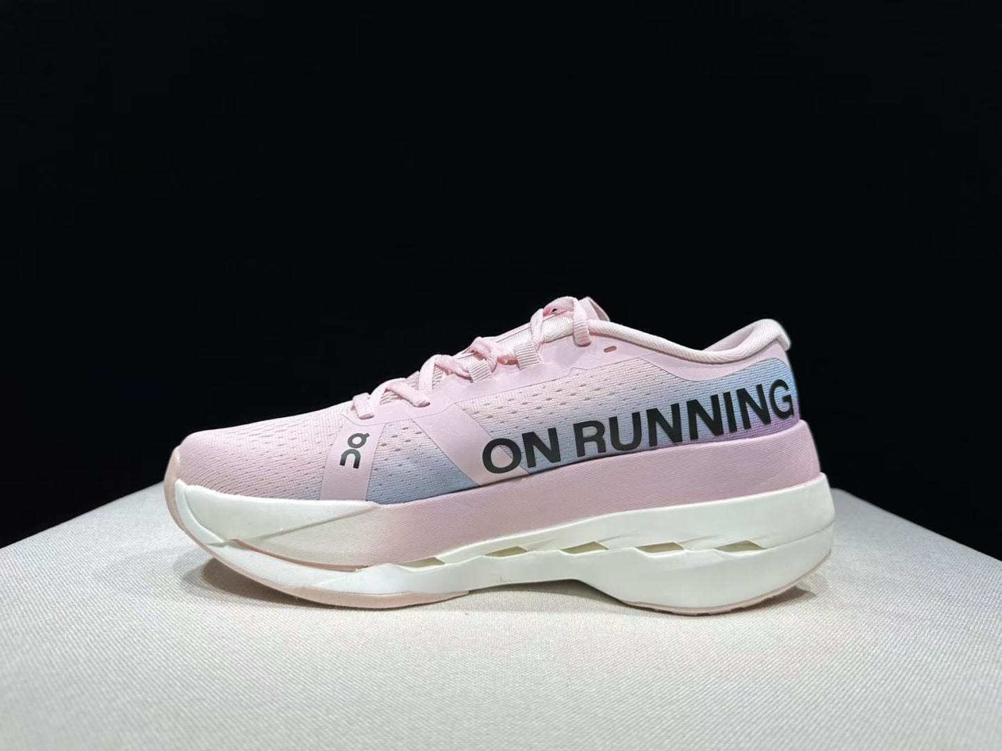 NO:706641,Top version On cloudboom max comfortable, versatile, supportive and lightweight marathon running shoes for women. This series of works created by Swiss high-performance sports brand on. The upper is made of recycled polyester fiber and mesh cloth, with an exclusive hollow rubber sole, and the On signature LoGo on the side is decorated with full-coverage seam details. Packaging: A full set of accessories and reinforced gift box packaging!  Size: 36-40 (full size), casual shoes/sports shoes, sneakers19860909顶级版本 On昂跑 cloudboom max 舒适百搭支撑轻便 马拉松跑步鞋 女款 瑞士高性能运动品牌on打造的此系列作品,鞋面由再生聚酯纤维和网眼布制成,采用独家镂空橡胶鞋底,侧面On标志性LoGo饰有全覆盖贴缝细节. 包装:全套得物配件加固得物箱包装！ 码数:36-40码(正码),休闲鞋/运动鞋,sneakers,Women's Shoes