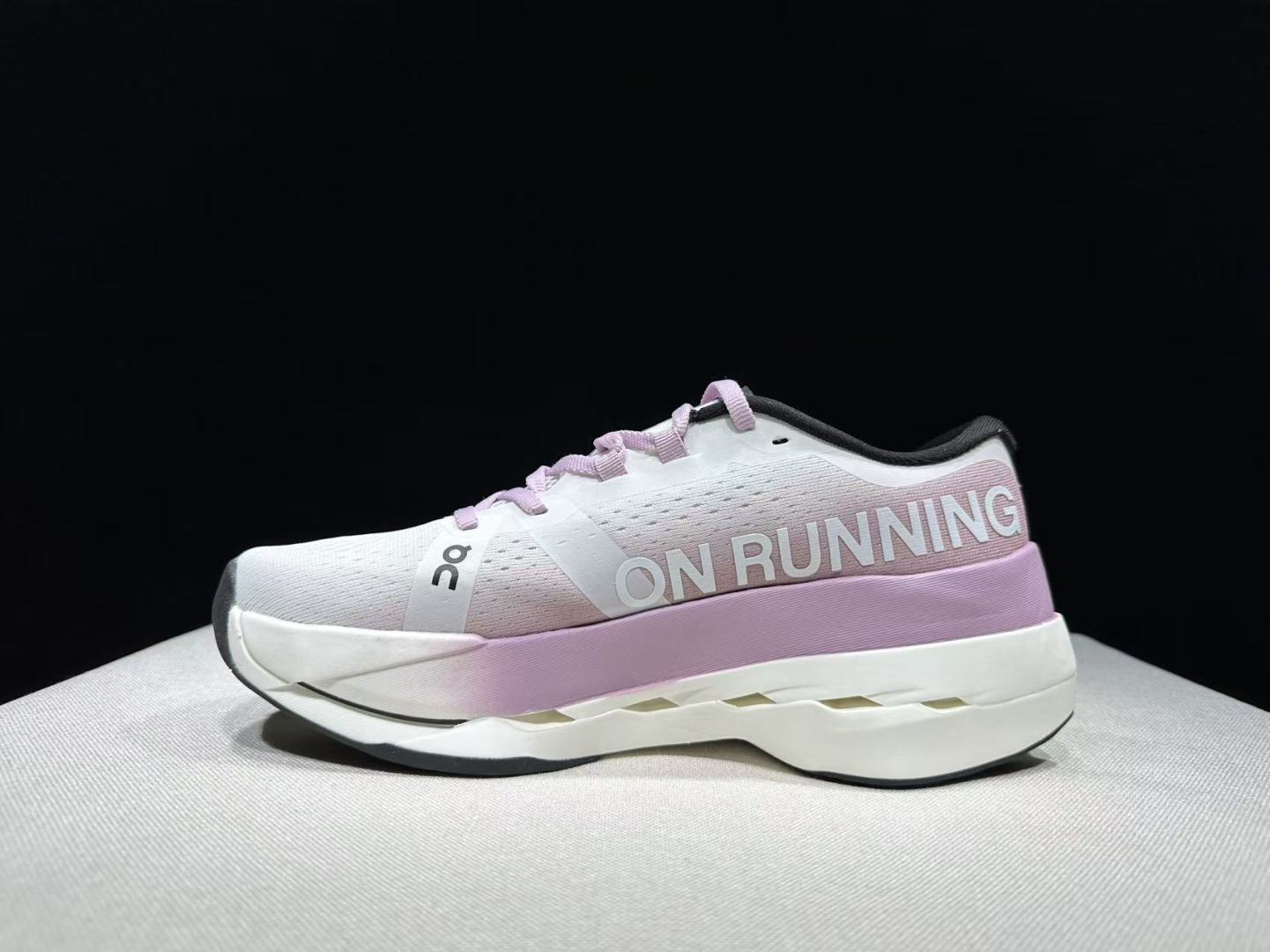 NO:706644,Top version On cloudboom max comfortable, versatile, supportive and lightweight marathon running shoes, same style for men and women. This series of works created by Swiss high-performance sports brand on. The upper is made of recycled polyester fiber and mesh cloth, with an exclusive hollow rubber sole, and the On signature LoGo on the side is decorated with full-coverage seam details. Packaging: A full set of accessories and reinforced gift box packaging!  Size: 36-40 (full size), casual shoes/sports shoes, sneakers19860909顶级版本 On昂跑 cloudboom max 舒适百搭支撑轻便 马拉松跑步鞋 男女同款 瑞士高性能运动品牌on打造的此系列作品,鞋面由再生聚酯纤维和网眼布制成,采用独家镂空橡胶鞋底,侧面On标志性LoGo饰有全覆盖贴缝细节. 包装:全套得物配件加固得物箱包装！ 码数:36-40码(正码),休闲鞋/运动鞋,sneakers,Women's Shoes