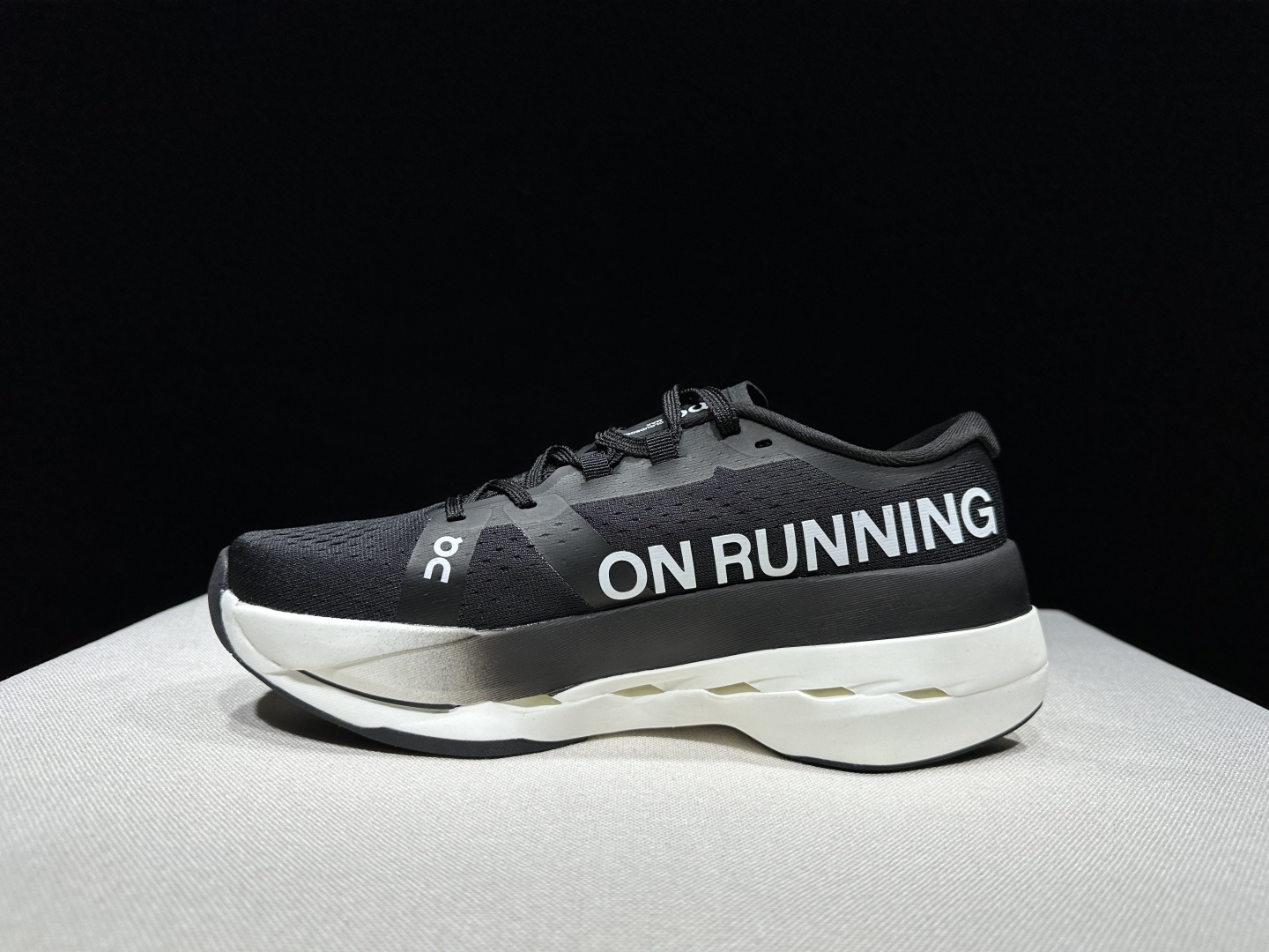 NO:706648,Top version On cloudboom max comfortable, versatile, supportive and lightweight marathon running shoes, same style for men and women. This series of works created by Swiss high-performance sports brand on. The upper is made of recycled polyester fiber and mesh cloth, with an exclusive hollow rubber sole, and the On signature LoGo on the side is decorated with full-coverage seam details. Packaging: A full set of accessories and reinforced gift box packaging!  Size: 36-45 (full size), casual shoes/sports shoes, sneakers19860909顶级版本 On昂跑 cloudboom max 舒适百搭支撑轻便 马拉松跑步鞋 男女同款 瑞士高性能运动品牌on打造的此系列作品,鞋面由再生聚酯纤维和网眼布制成,采用独家镂空橡胶鞋底,侧面On标志性LoGo饰有全覆盖贴缝细节. 包装:全套得物配件加固得物箱包装！ 码数:36-45码(正码),休闲鞋/运动鞋,sneakers,Women's Shoes