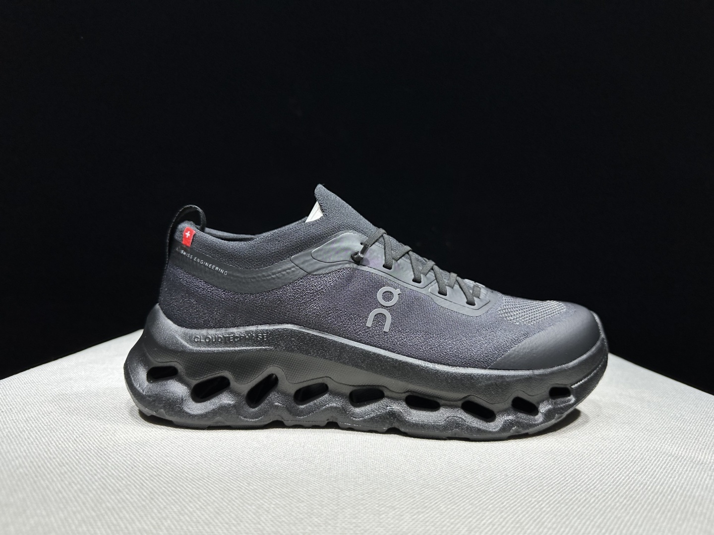 NO:706621,Top version zendaya x law roach x On cloudzone comfortable, fashionable and breathable running shoes. This series of works created by the Swiss high-performance sports brand on. The upper is made of recycled polyester fiber and mesh cloth, with an exclusive hollow rubber sole, and the On signature LoGo on the side is decorated with full-coverage seam details. Packaging: A full set of accessories and reinforced gift box packaging!  Size: 36-45 (full size), casual shoes/sports shoes, sneakers19860909顶级版本 zendaya x law roach x On昂跑Cloudzone 舒适时尚透气跑步鞋 瑞士高性能运动品牌on打造的此系列作品,鞋面由再生聚酯纤维和网眼布制成,采用独家镂空橡胶鞋底,侧面On标志性LoGo饰有全覆盖贴缝细节. 包装:全套得物配件加固得物箱包装！ 码数:36-45码(正码),休闲鞋/运动鞋,sneakers,Women's Shoes