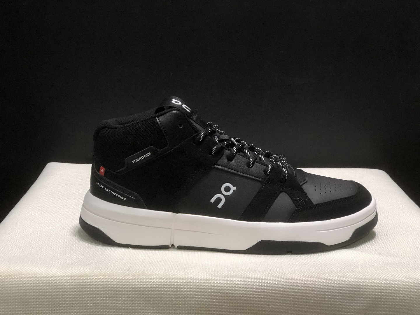 NO:706624,The top version of On The Roger Clubhouse LC is a comfortable and versatile lifestyle shoe with high tops. This series of works is created by Swiss high-performance sports brand on. The upper is made of recycled polyester fiber and mesh cloth, with an exclusive hollow rubber sole, and the On signature LoGo on the side is decorated with full-coverage seam details. Packaging: A full set of accessories and reinforced gift box packaging!  Size: 36-45 (true size), casual shoes/sports shoes, roger vivor, sneakers19860909顶级版本On昂跑 The Roger Clubhouse LC 舒适百搭 生活休闲鞋 高帮 瑞士高性能运动品牌on打造的此系列作品,鞋面由再生聚酯纤维和网眼布制成,采用独家镂空橡胶鞋底,侧面On标志性LoGo饰有全覆盖贴缝细节. 包装:全套得物配件加固得物箱包装！ 码数:36-45码(正码),休闲鞋/运动鞋,roger vivier,sneakers,Women's Shoes