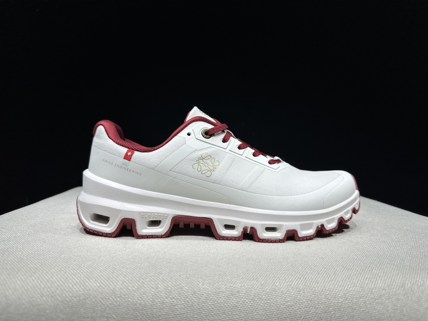 NO:706655,The top version of On X LOEWE Couldventrure cushioning cross-country running shoes!  This series of works created by Swiss high-performance sports brand on has an upper made of recycled polyester fiber and mesh cloth, an exclusive hollow rubber sole, and On's iconic LoGo on the side with full-coverage seam details. Packaging: A full set of accessories and reinforced gift box packaging!  Size: 36-45 (true size), casual shoes/sports shoes, loewe, loewe, sneakers19860909顶级版本On昂跑 X LOEWE 罗意威Couldventrure 缓震越野跑鞋！ 瑞士高性能运动品牌on打造的此系列作品,鞋面由再生聚酯纤维和网眼布制成,采用独家镂空橡胶鞋底,侧面On标志性LoGo饰有全覆盖贴缝细节. 包装:全套得物配件加固得物箱包装！ 码数:36-45码(正码),休闲鞋/运动鞋,loewe,loewe,sneakers,Women's Shoes