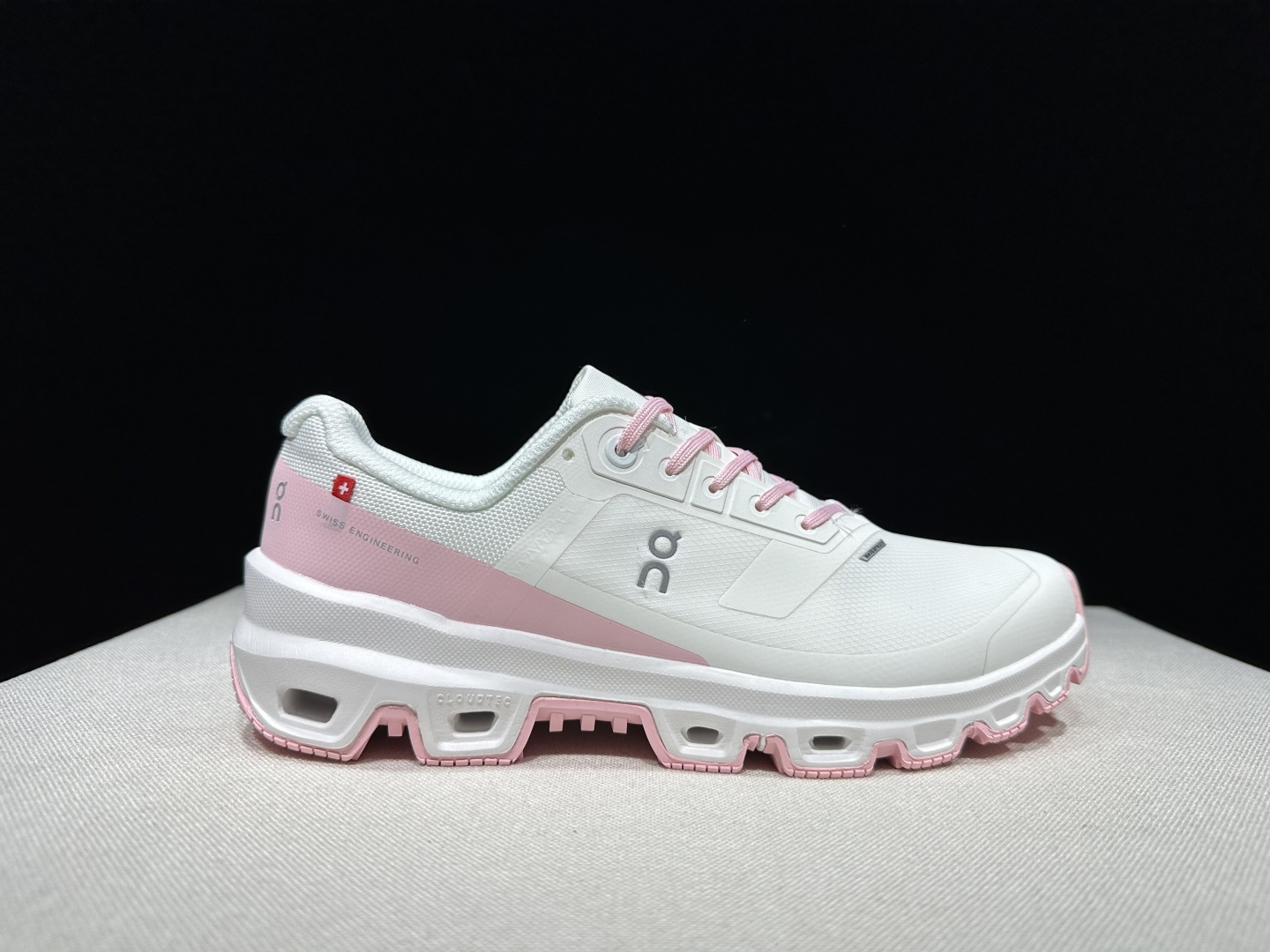 NO:706657,The top version of On's Couldventure cushioning trail running shoes!  This series of works created by Swiss high-performance sports brand on has an upper made of recycled polyester fiber and mesh cloth, an exclusive hollow rubber sole, and On's iconic LoGo on the side with full-coverage seam details. Packaging: A full set of accessories and reinforced gift box packaging!  Size: 36-45 (full size), casual shoes/sports shoes, sneakers19860909顶级版本On昂跑 Couldventrure 缓震越野跑鞋！ 瑞士高性能运动品牌on打造的此系列作品,鞋面由再生聚酯纤维和网眼布制成,采用独家镂空橡胶鞋底,侧面On标志性LoGo饰有全覆盖贴缝细节. 包装:全套得物配件加固得物箱包装！ 码数:36-45码(正码),休闲鞋/运动鞋,sneakers,Women's Shoes