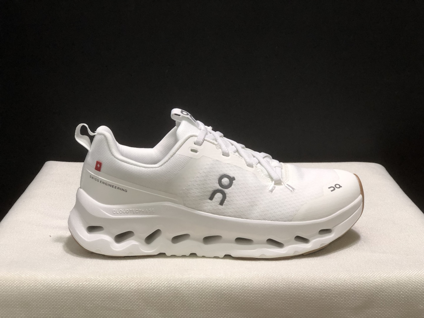 NO:706627,The top version of On's Cloudleap is a comfortable, soft, non-slip, wear-resistant, low-top casual running shoe for couples!  This series of works created by Swiss high-performance sports brand on has an upper made of recycled polyester fiber and mesh cloth, an exclusive hollow rubber sole, and On's iconic LoGo on the side with full-coverage seam details. Packaging: A full set of accessories and reinforced gift box packaging!  Size: 36-45 (true size), casual shoes/sports shoes, sneakers19860909顶级版本On昂跑 Cloudleap 舒适柔软防滑耐磨 低帮 休闲 情侣跑步鞋 ！ 瑞士高性能运动品牌on打造的此系列作品,鞋面由再生聚酯纤维和网眼布制成,采用独家镂空橡胶鞋底,侧面On标志性LoGo饰有全覆盖贴缝细节. 包装:全套得物配件加固得物箱包装！ 码数:36-45 码(正码),休闲鞋/运动鞋,sneakers,Women's Shoes