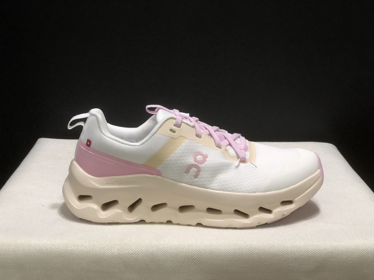 NO:706629,The top version of On's Cloudleap is a comfortable, soft, non-slip, wear-resistant, low-cut, casual women's running shoe!  This series of works created by Swiss high-performance sports brand on has an upper made of recycled polyester fiber and mesh cloth, an exclusive hollow rubber sole, and On's iconic LoGo on the side with full-coverage seam details. Packaging: A full set of accessories and reinforced gift box packaging!  Size: 36-41 (true size), casual shoes/sports shoes, sneakers19860909顶级版本On昂跑 Cloudleap 舒适柔软防滑耐磨 低帮 休闲 女款跑步鞋 ！ 瑞士高性能运动品牌on打造的此系列作品,鞋面由再生聚酯纤维和网眼布制成,采用独家镂空橡胶鞋底,侧面On标志性LoGo饰有全覆盖贴缝细节. 包装:全套得物配件加固得物箱包装！ 码数:36-41 码(正码),休闲鞋/运动鞋,sneakers,Women's Shoes