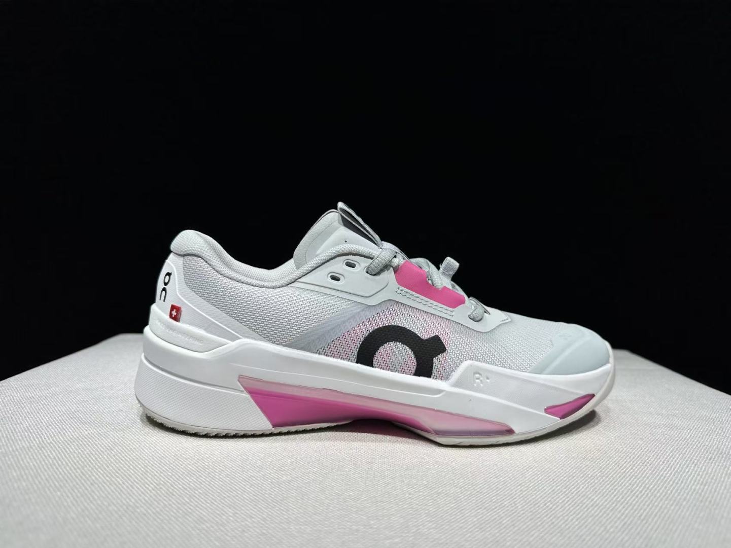 NO:706632,On The Roger Pro Fire Clay is a beautiful, casual, low-key, versatile low-top tennis shoe created by Swiss high-performance sports brand on. The upper is made of recycled polyester fiber and mesh cloth, with an exclusive hollow rubber sole, and the On signature LoGo on the side is decorated with full-coverage seam details. Packaging: A full set of accessories and reinforced gift box packaging!  Size: 36-45 (true size), casual shoes/sports shoes, roger vivor, sneakers19860909On昂跑 The Roger Pro Fire Clay 美观休闲低调百搭 低帮 网球鞋瑞士高性能运动品牌on打造的此系列作品,鞋面由再生聚酯纤维和网眼布制成,采用独家镂空橡胶鞋底,侧面On标志性LoGo饰有全覆盖贴缝细节. 包装:全套得物配件加固得物箱包装！ 码数:36-45 码(正码),休闲鞋/运动鞋,roger vivier,sneakers,Women's Shoes