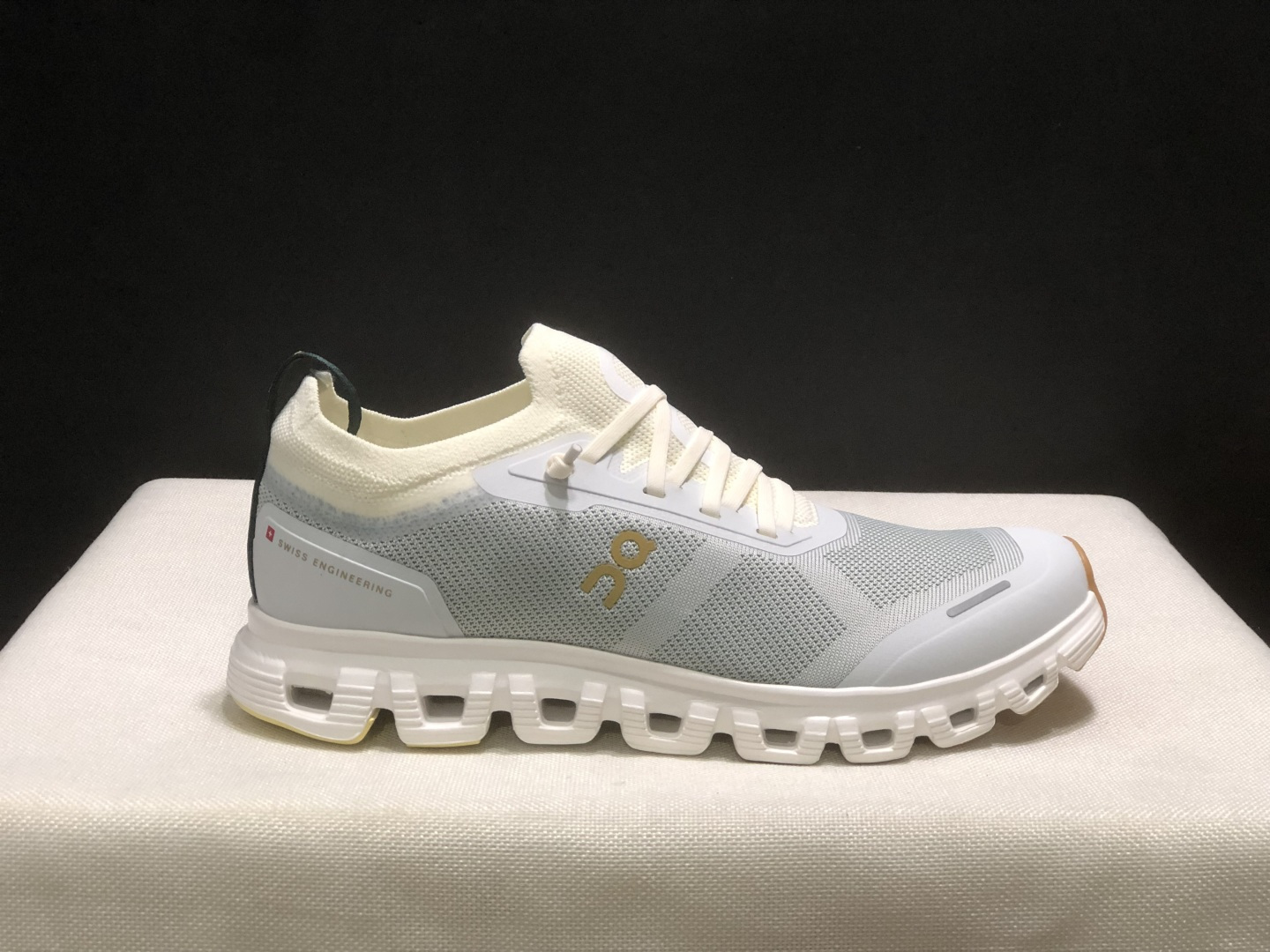 NO:706634,On Cloud 6 Versa Comfortable and versatile, wraparound support and rebound, lifestyle shoes, couple shoes, this series of works created by the Swiss high-performance sports brand on. The upper is made of recycled polyester fiber and mesh cloth, with an exclusive hollow rubber sole, and the On signature LoGo on the side is decorated with full-coverage seam details. Packaging: A full set of accessories and reinforced gift box packaging!  Size: 36-47 (true size), casual shoes/sports shoes, versace, sneakers19860909On昂跑 Cloud 6 Versa 舒适百搭 包裹性支撑回弹 生活休闲鞋 情侣鞋 瑞士高性能运动品牌on打造的此系列作品,鞋面由再生聚酯纤维和网眼布制成,采用独家镂空橡胶鞋底,侧面On标志性LoGo饰有全覆盖贴缝细节. 包装:全套得物配件加固得物箱包装！ 码数:36-47码(正码),休闲鞋/运动鞋,versace,sneakers,Women's Shoes