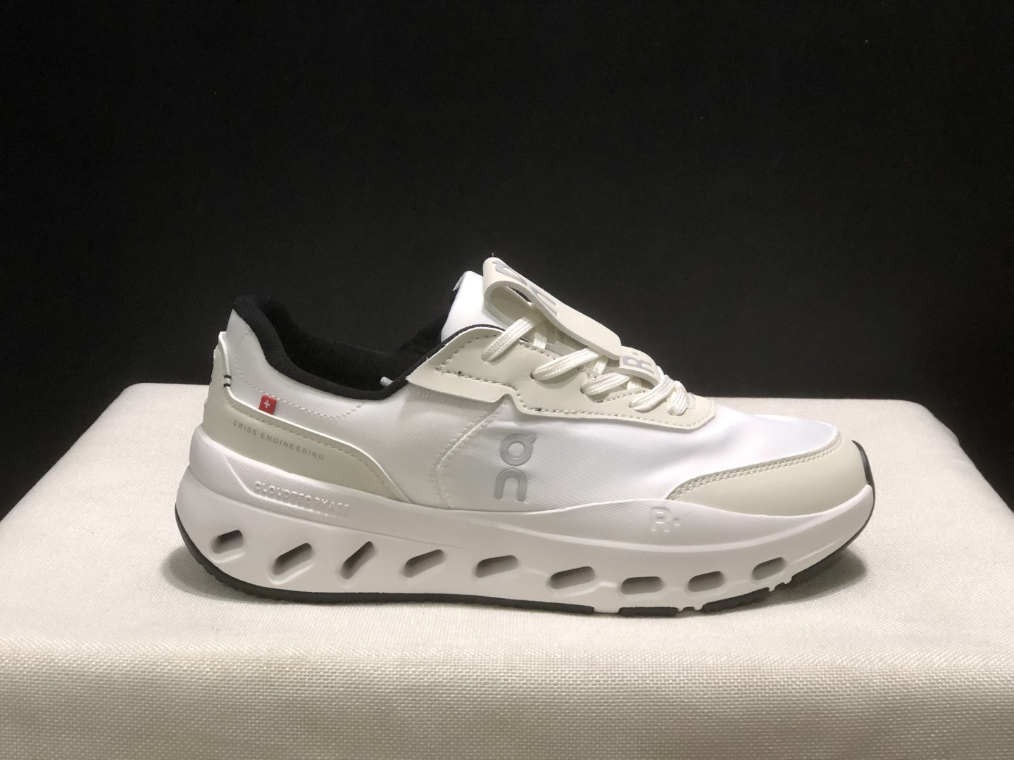 NO:706637,On The Roger Pro, comfortable and versatile lifestyle shoes, couple shoes, this series of works created by the Swiss high-performance sports brand on. The upper is made of recycled polyester fiber and mesh cloth, with an exclusive hollow rubber sole, and the On signature LoGo on the side is decorated with full-coverage seam details. Packaging: A full set of accessories and reinforced gift box packaging!  Size: 36-45 (true size), casual shoes/sports shoes, roger vivor, sneakers19860909On昂跑 The Roger Pro 舒适百搭 生活休闲鞋 情侣鞋 瑞士高性能运动品牌on打造的此系列作品,鞋面由再生聚酯纤维和网眼布制成,采用独家镂空橡胶鞋底,侧面On标志性LoGo饰有全覆盖贴缝细节. 包装:全套得物配件加固得物箱包装！ 码数:36-45码(正码),休闲鞋/运动鞋,roger vivier,sneakers,Women's Shoes