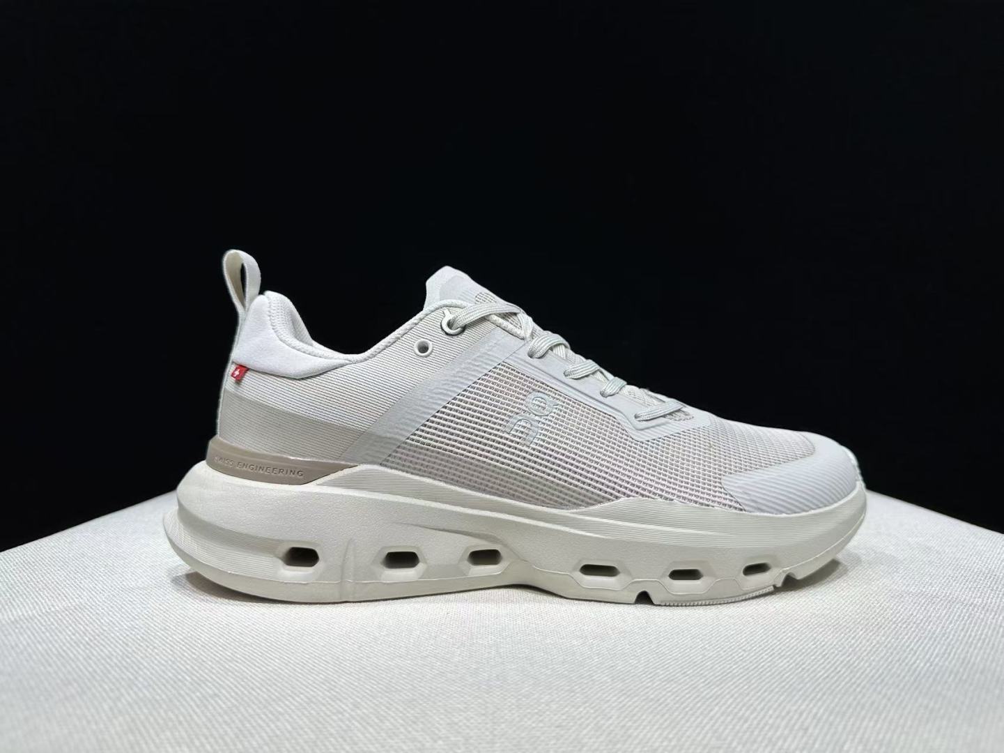 NO:706642,The top version of On's Cloudpulse Next is a comfortable, soft, non-slip, wear-resistant, low-top casual running shoe!  This series of works created by Swiss high-performance sports brand on has an upper made of recycled polyester fiber and mesh cloth, an exclusive hollow rubber sole, and On's iconic LoGo on the side with full-coverage seam details. Packaging: A full set of accessories and reinforced gift box packaging!  Size: 36-46 (true size), casual shoes/sports shoes, sneakers19860909顶级版本On昂跑 Cloudpulse next 舒适柔软防滑耐磨 低帮 休闲跑步鞋 ！ 瑞士高性能运动品牌on打造的此系列作品,鞋面由再生聚酯纤维和网眼布制成,采用独家镂空橡胶鞋底,侧面On标志性LoGo饰有全覆盖贴缝细节. 包装:全套得物配件加固得物箱包装！ 码数:36-46码(正码),休闲鞋/运动鞋,sneakers,Women's Shoes