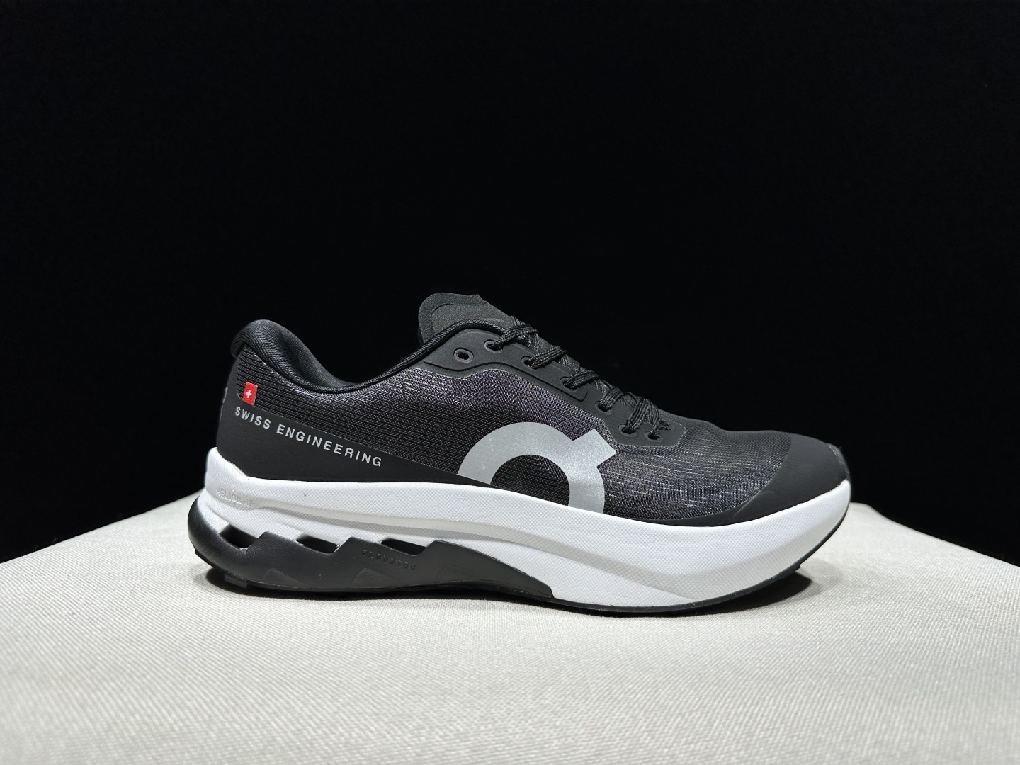 NO:706645,The top version of On's Cloudultra Peek is a comfortable, soft, non-slip, wear-resistant, low-top casual running shoe!  This series of works created by Swiss high-performance sports brand on has an upper made of recycled polyester fiber and mesh cloth, an exclusive hollow rubber sole, and On's iconic LoGo on the side with full-coverage seam details. Packaging: A full set of accessories and reinforced gift box packaging!  Size: 36-45 (full size), casual shoes/sports shoes, sneakers19860909顶级版本On昂跑 Cloudultra peek 舒适柔软防滑耐磨 低帮 休闲跑步鞋 ！ 瑞士高性能运动品牌on打造的此系列作品,鞋面由再生聚酯纤维和网眼布制成,采用独家镂空橡胶鞋底,侧面On标志性LoGo饰有全覆盖贴缝细节. 包装:全套得物配件加固得物箱包装！ 码数:36-45码(正码),休闲鞋/运动鞋,sneakers,Women's Shoes