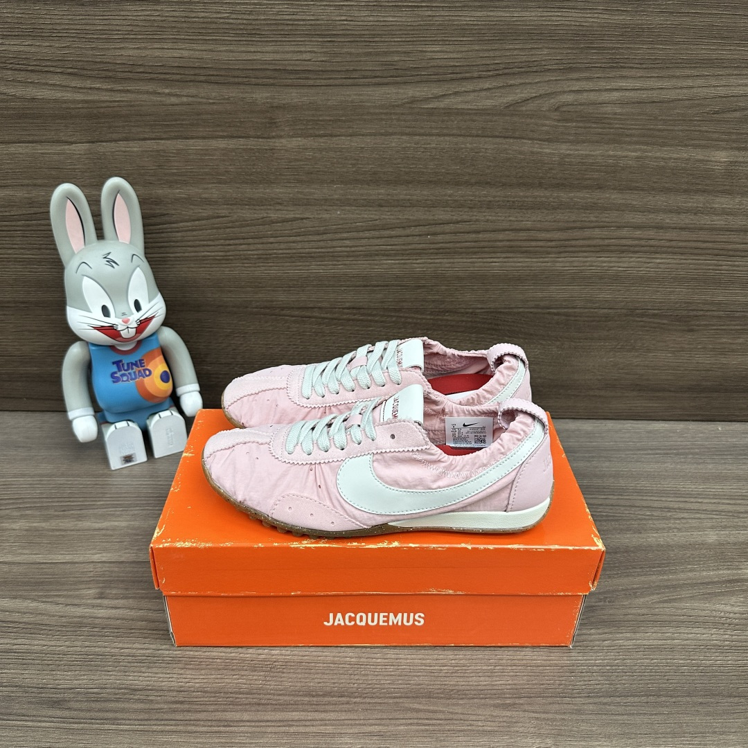 NO:706658,Top-notch Nike Moon Shoe x Jacquemus, comfortable and versatile, non-slip and wear-resistant, low-cut lifestyle shoes for women, off-white, material upper is fabric spliced ​​with suede, and the outsole is made of rubber spliced ​​with raw rubber!  Packaged with a complete set of DeWu accessories plus DeWu packaging!  Size 35.5-40 (full size-including half size), casual shoes/sports shoes, sneakers19860909顶级Nike Moon Shoe x Jacquemus 舒适百搭 防滑耐磨 低帮 生活休闲鞋 女款 米白色 材质鞋面采用织物拼接反毛皮 大底采用 橡胶拼接生胶！ 包装全套得物配件加得物包装！ 码数35.5-40（正码—含半码）,休闲鞋/运动鞋,sneakers,Women's Shoes