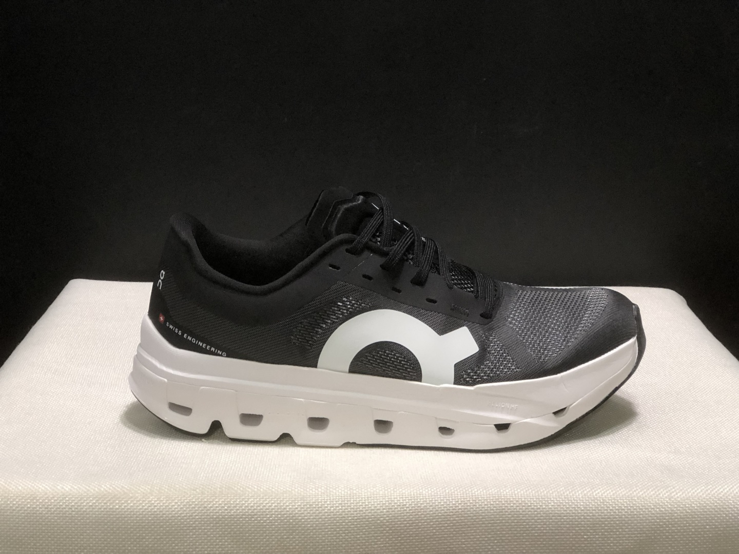 NO:706647,The top version, On Cloudflow 5 AD, is comfortable, soft, non-slip and wear-resistant, low-top casual running shoes!  This series of works created by Swiss high-performance sports brand on has an upper made of recycled polyester fiber and mesh cloth, an exclusive hollow rubber sole, and On's iconic LoGo on the side with full-coverage seam details. Packaging: A full set of accessories and reinforced gift box packaging!  Size: 36-45 (full size), casual shoes/sports shoes, sneakers19860909顶级版本On昂跑 Cloudflow 5 AD 舒适柔软防滑耐磨 低帮 休闲跑步鞋 ！ 瑞士高性能运动品牌on打造的此系列作品,鞋面由再生聚酯纤维和网眼布制成,采用独家镂空橡胶鞋底,侧面On标志性LoGo饰有全覆盖贴缝细节. 包装:全套得物配件加固得物箱包装！ 码数:36-45码(正码),休闲鞋/运动鞋,sneakers,Women's Shoes