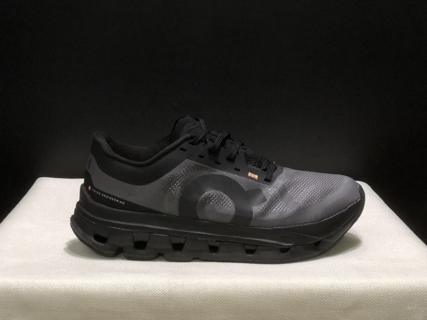 NO:706649,The top version, On Cloudflow 5 AD, is comfortable, soft, non-slip and wear-resistant, low-top casual running shoes!  This series of works created by Swiss high-performance sports brand on has an upper made of recycled polyester fiber and mesh cloth, an exclusive hollow rubber sole, and On's iconic LoGo on the side with full-coverage seam details. Packaging: A full set of accessories and reinforced gift box packaging!  Size: 36-45 (full size), casual shoes/sports shoes, sneakers19860909顶级版本On昂跑 Cloudflow 5 AD 舒适柔软防滑耐磨 低帮 休闲跑步鞋 ！ 瑞士高性能运动品牌on打造的此系列作品,鞋面由再生聚酯纤维和网眼布制成,采用独家镂空橡胶鞋底,侧面On标志性LoGo饰有全覆盖贴缝细节. 包装:全套得物配件加固得物箱包装！ 码数:36-45码(正码),休闲鞋/运动鞋,sneakers,Women's Shoes