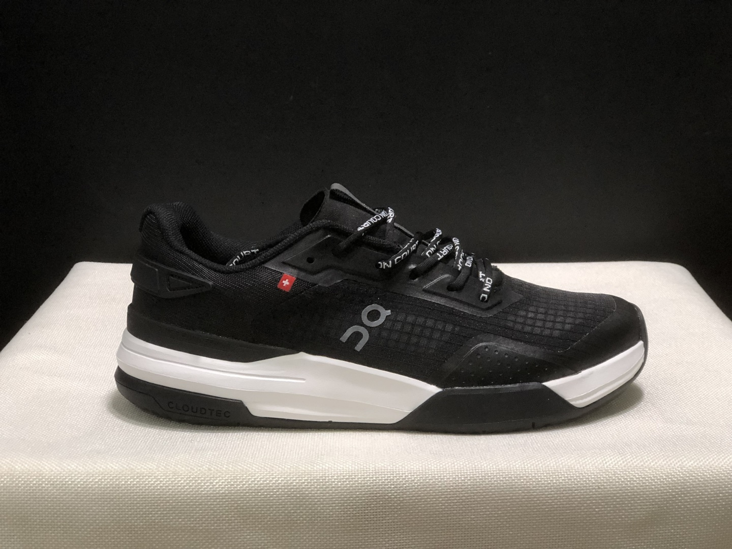 NO:706651,The top version of On Angpao The Roger ADV Z5 is comfortable, soft, non-slip and wear-resistant, low-top casual shoes, couple model!  This series of works created by Swiss high-performance sports brand on has an upper made of recycled polyester fiber and mesh cloth, an exclusive hollow rubber sole, and On's iconic LoGo on the side with full-coverage seam details. Packaging: A full set of accessories and reinforced gift box packaging!  Size: 36-47 (true size), casual shoes/sports shoes, roger vivor, sneakers19860909顶级版本On昂跑 The Roger ADV Z5 舒适柔软防滑耐磨 低帮 休闲鞋 情侣款！ 瑞士高性能运动品牌on打造的此系列作品,鞋面由再生聚酯纤维和网眼布制成,采用独家镂空橡胶鞋底,侧面On标志性LoGo饰有全覆盖贴缝细节. 包装:全套得物配件加固得物箱包装！ 码数:36-47码(正码),休闲鞋/运动鞋,roger vivier,sneakers,Women's Shoes