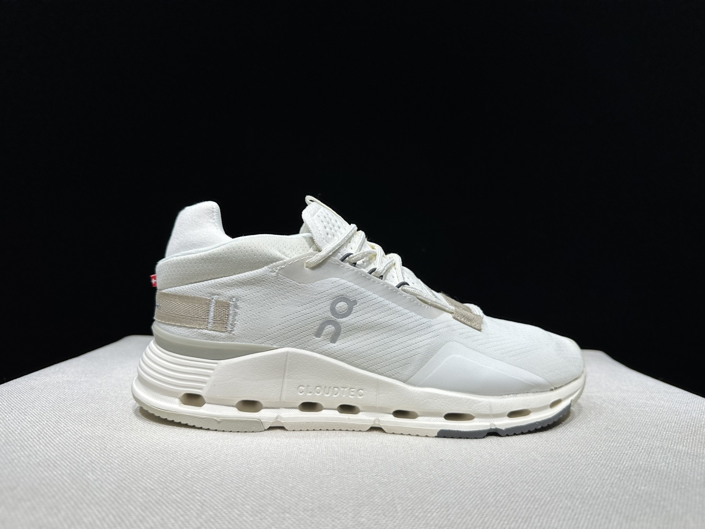 NO:706654,The top version of On cloudnova 2 generation, comfortable, soft, non-slip and wear-resistant, low-top casual shoes, couple model!  This series of works created by Swiss high-performance sports brand on has an upper made of recycled polyester fiber and mesh cloth, an exclusive hollow rubber sole, and On's iconic LoGo on the side with full-coverage seam details. Packaging: A full set of accessories and reinforced gift box packaging!  Size: 36-45 (full size), casual shoes/sports shoes, sneakers19860909顶级版本On昂跑 cloudnova 2代 舒适柔软防滑耐磨 低帮 休闲鞋 情侣款！ 瑞士高性能运动品牌on打造的此系列作品,鞋面由再生聚酯纤维和网眼布制成,采用独家镂空橡胶鞋底,侧面On标志性LoGo饰有全覆盖贴缝细节. 包装:全套得物配件加固得物箱包装！ 码数:36-45码(正码),休闲鞋/运动鞋,sneakers,Women's Shoes