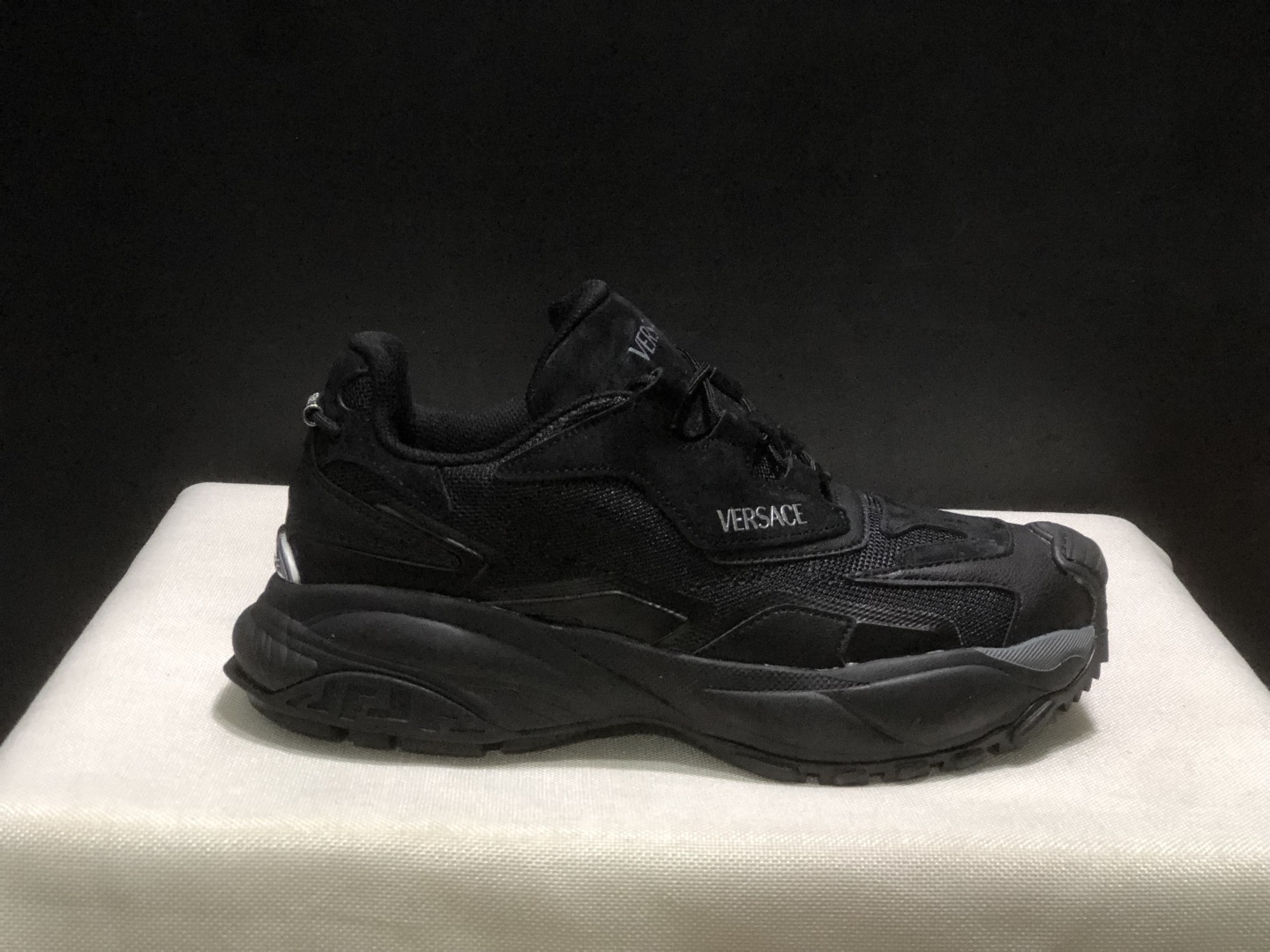 NO:706662,VERSACE Mercury calfskin, round-toe lace-up, low-top, lifestyle shoes, couple style, black, size 36-46 (full size), code: 1016318-1A, full set of get-it-packing poison card, poison buckle, cotton socks, poison box., casual shoes/sports shoes, versace, sneakers, cowhide19860909VERSACE Mercury 小牛皮 圆头系带 低帮 生活休闲鞋 情侣款款 黑色 码数36-46码（正码） 编码: 1016318-1A 全套得物包装毒卡 毒扣 棉袜 毒盒.,休闲鞋/运动鞋,versace,sneakers,cowhide,Women's Shoes