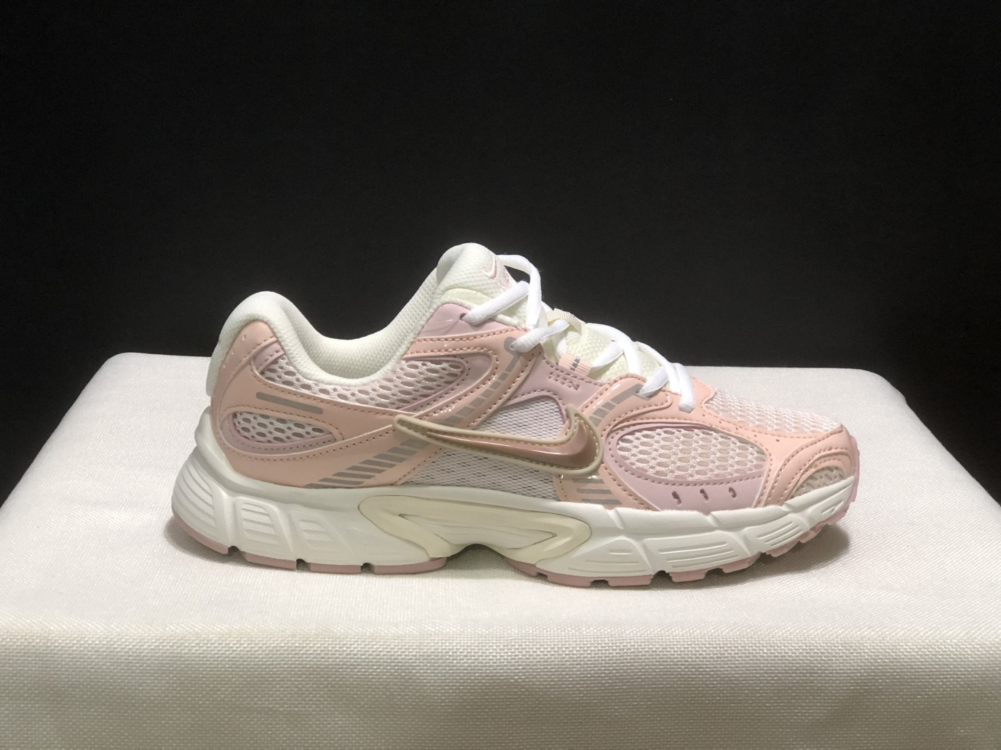 NO:706664,Nike V5 RNR Classic versatile support casual training running shoes Couple size 36-41 (positive size) Coding: HJ5228-004 Full set of packaging poison cards, poison buckles, cotton socks, poison boxes., casual shoes/sports shoes, sneakers19860909Nike V5 RNR 经典百搭支撑 休闲训练跑步鞋 情侣款 码数36-41码（正码） 编码: HJ5228-004 全套得物包装毒卡 毒扣 棉袜 毒盒.,休闲鞋/运动鞋,sneakers,Women's Shoes