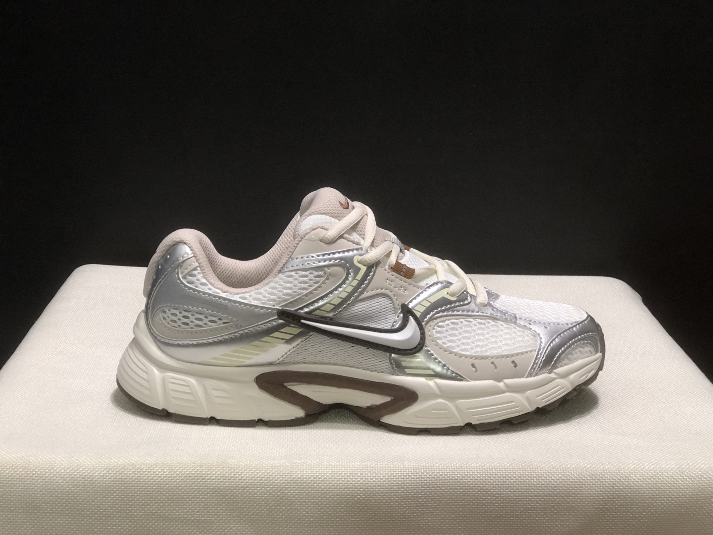 NO:706667,Nike V5 RNR Classic versatile support casual training running shoes Couple size 36-45 (positive size) Coding: HJ5228-004 Complete set of packaging poison cards, poison buckles, cotton socks, poison boxes., casual shoes/sports shoes, sneakers19860909Nike V5 RNR 经典百搭支撑 休闲训练跑步鞋 情侣款 码数36-45码（正码） 编码: HJ5228-004 全套得物包装毒卡 毒扣 棉袜 毒盒.,休闲鞋/运动鞋,sneakers,Women's Shoes