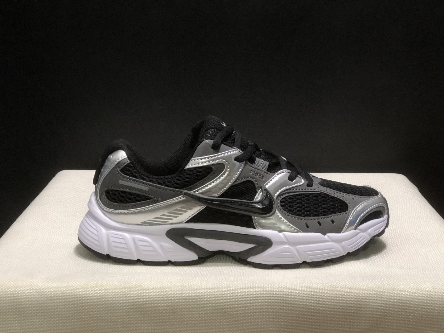 NO:706650,Nike V5 RNR Classic versatile support casual training running shoes Couple size 36-45 (positive size) Coding: HJ5228-004 Complete set of packaging poison cards, poison buckles, cotton socks, poison boxes., casual shoes/sports shoes, sneakers19860909Nike V5 RNR 经典百搭支撑 休闲训练跑步鞋 情侣款 码数36-45码（正码） 编码: HJ5228-004 全套得物包装毒卡 毒扣 棉袜 毒盒.,休闲鞋/运动鞋,sneakers,Women's Shoes