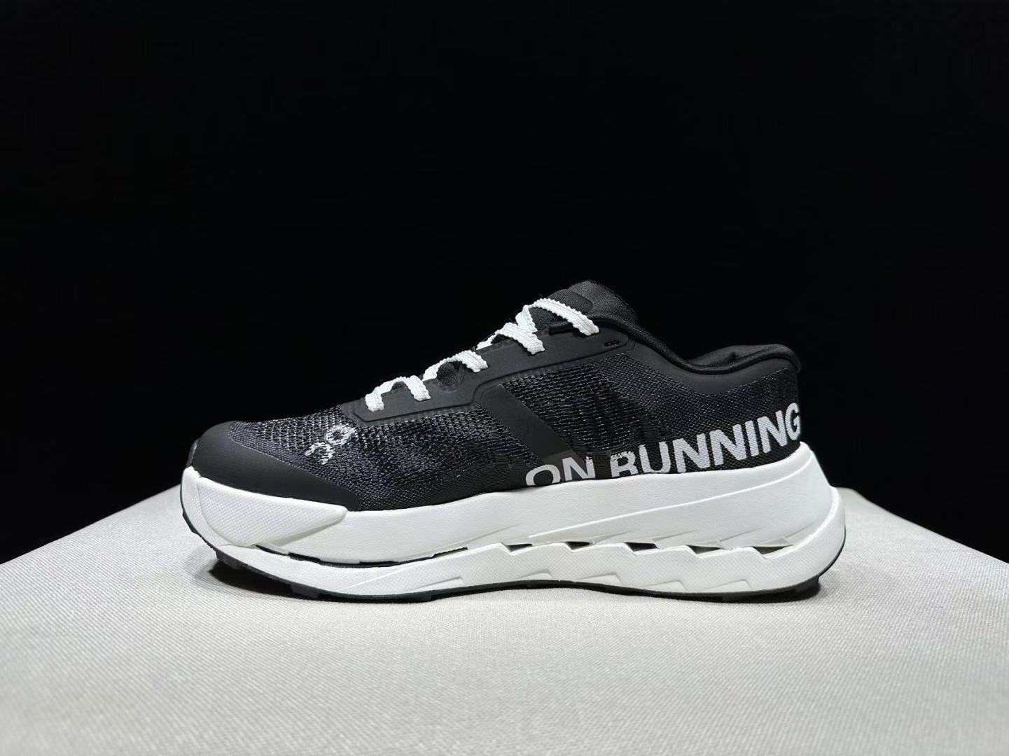 NO:723393,The top version of On Cloudultra Pro is a versatile, comfortable and breathable low-top running shoe for men and women. This series of works is created by Swiss high-performance sports brand on. The upper is made of recycled polyester fiber and mesh cloth, with an exclusive hollow rubber sole, and On's iconic LoGo on the side is decorated with full-coverage seam details. Packaging: A full set of accessories and reinforced gift box packaging!  Size: 36-45 (true size), casual shoes/sports shoes, sneakers19860909顶级版本On昂跑 Cloudultra Pro 百搭舒适透气 低帮跑步鞋 男女同款 瑞士高性能运动品牌on打造的此系列作品,鞋面由再生聚酯纤维和网眼布制成,采用独家镂空橡胶鞋底,侧面On标志性LoGo饰有全覆盖贴缝细节. 包装:全套得物配件加固得物箱包装！ 码数:36-45码（正码）,休闲鞋/运动鞋,sneakers,Women's Shoes