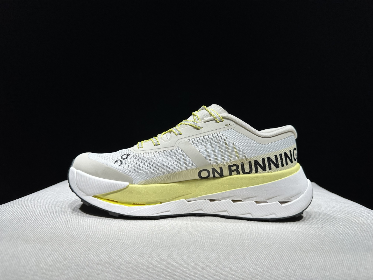 NO:723397,The top version of On Cloudultra Pro is a versatile, comfortable and breathable low-top running shoe for men and women. This series of works is created by Swiss high-performance sports brand on. The upper is made of recycled polyester fiber and mesh cloth, with an exclusive hollow rubber sole, and On's iconic LoGo on the side is decorated with full-coverage seam details. Packaging: A full set of accessories and reinforced gift box packaging!  Size: 36-45 (true size), casual shoes/sports shoes, sneakers19860909顶级版本On昂跑 Cloudultra Pro 百搭舒适透气 低帮跑步鞋 男女同款 瑞士高性能运动品牌on打造的此系列作品,鞋面由再生聚酯纤维和网眼布制成,采用独家镂空橡胶鞋底,侧面On标志性LoGo饰有全覆盖贴缝细节. 包装:全套得物配件加固得物箱包装！ 码数:36-45码（正码）,休闲鞋/运动鞋,sneakers,Women's Shoes