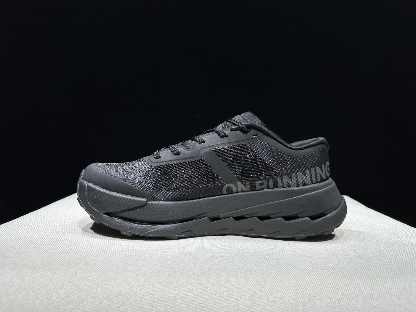 NO:723401,The top version of On Cloudultra Pro is a versatile, comfortable and breathable low-top running shoe for men and women. This series of works is created by Swiss high-performance sports brand on. The upper is made of recycled polyester fiber and mesh cloth, with an exclusive hollow rubber sole, and On's iconic LoGo on the side is decorated with full-coverage seam details. Packaging: A full set of accessories and reinforced gift box packaging!  Size: 36-45 (true size), casual shoes/sports shoes, sneakers19860909顶级版本On昂跑 Cloudultra Pro 百搭舒适透气 低帮跑步鞋 男女同款 瑞士高性能运动品牌on打造的此系列作品,鞋面由再生聚酯纤维和网眼布制成,采用独家镂空橡胶鞋底,侧面On标志性LoGo饰有全覆盖贴缝细节. 包装:全套得物配件加固得物箱包装！ 码数:36-45码（正码）,休闲鞋/运动鞋,sneakers,Women's Shoes