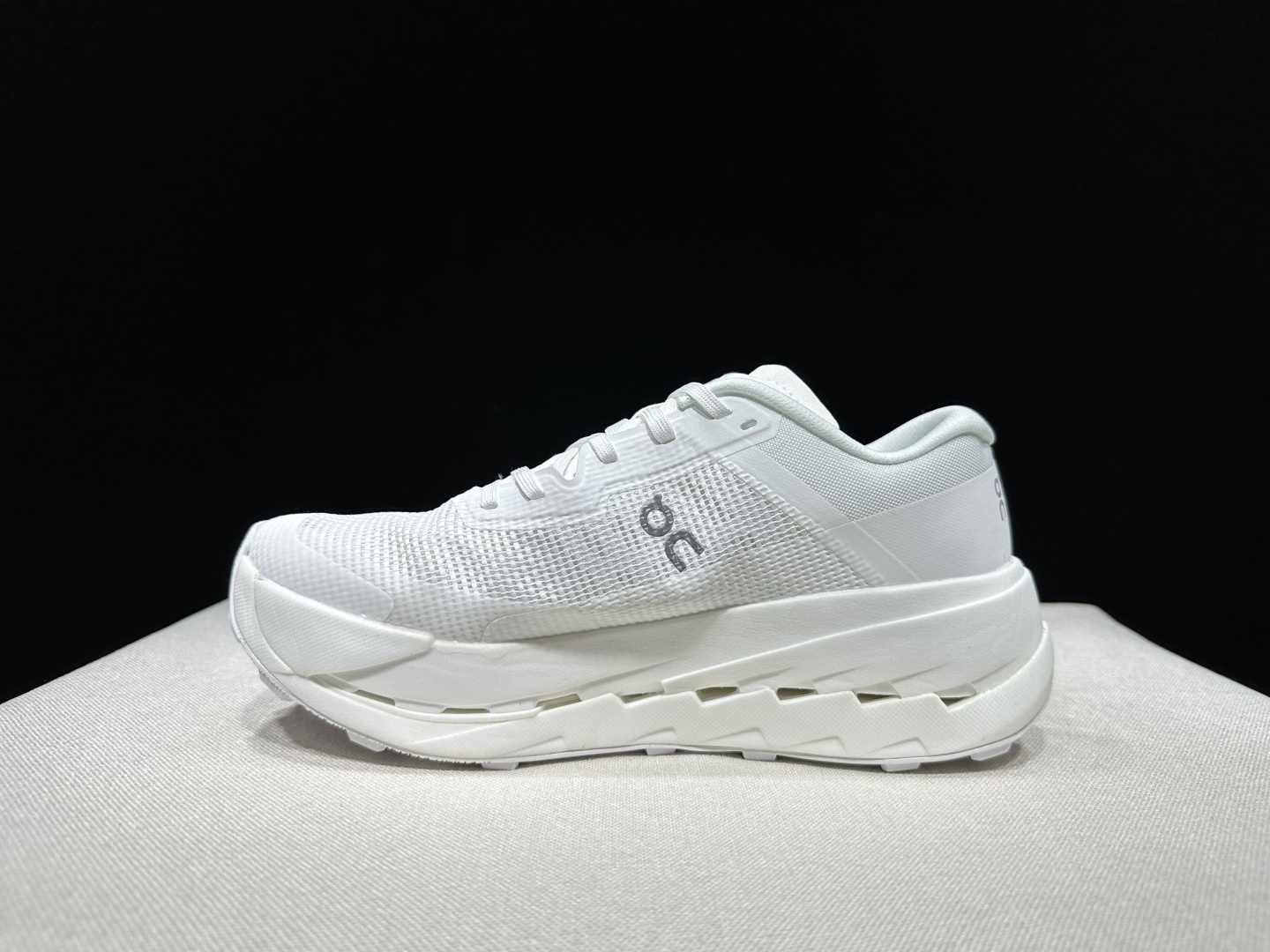 NO:723390,The top version of the On Cloudultra 3 is a versatile, comfortable and breathable low-cut running shoe for both men and women. This series of works is created by the Swiss high-performance sports brand on. The upper is made of recycled polyester fiber and mesh cloth, with an exclusive hollow rubber sole, and the On signature LoGo on the side is decorated with full-coverage seam details. Packaging: A full set of accessories and reinforced gift box packaging!  Size: 36-45 (true size), casual shoes/sports shoes, sneakers19860909顶级版本On昂跑 Cloudultra 3 百搭舒适透气 低帮跑步鞋 男女同款 瑞士高性能运动品牌on打造的此系列作品,鞋面由再生聚酯纤维和网眼布制成,采用独家镂空橡胶鞋底,侧面On标志性LoGo饰有全覆盖贴缝细节. 包装:全套得物配件加固得物箱包装！ 码数:36-45码（正码）,休闲鞋/运动鞋,sneakers,Women's Shoes