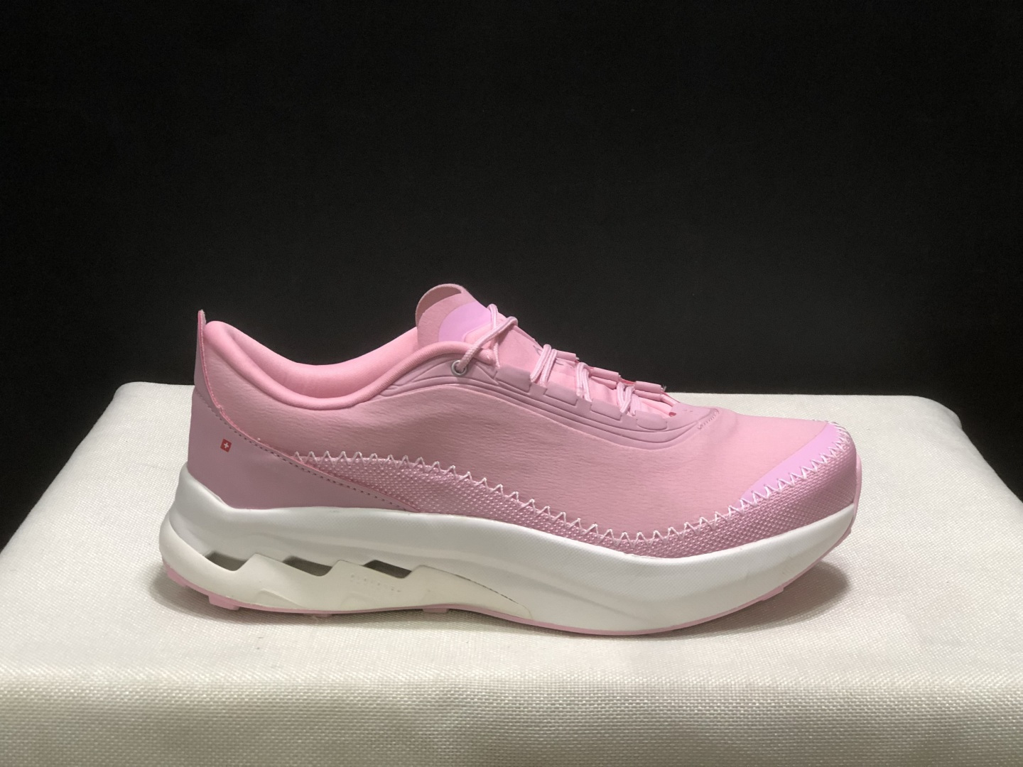 NO:723374,The top version of On Cloudsurfr Max 2 is a comfortable and casual low-top running shoe for men and women. This series of works is created by Swiss high-performance sports brand on. The upper is made of recycled polyester fiber and mesh cloth, with an exclusive hollow rubber sole. On the side is decorated with the iconic LoGo and is decorated with full-coverage seam details. Packaging: A full set of accessories and reinforced gift box packaging!  Size: 36-41 (true size), casual shoes/sports shoes, sneakers19860909顶级版本On昂跑 Cloudsurfr Max 2 舒适休闲 低帮跑步鞋 男女同款 瑞士高性能运动品牌on打造的此系列作品,鞋面由再生聚酯纤维和网眼布制成,采用独家镂空橡胶鞋底,侧面On标志性LoGo饰有全覆盖贴缝细节. 包装:全套得物配件加固得物箱包装！ 码数:36-41码（正码）,休闲鞋/运动鞋,sneakers,Women's Shoes