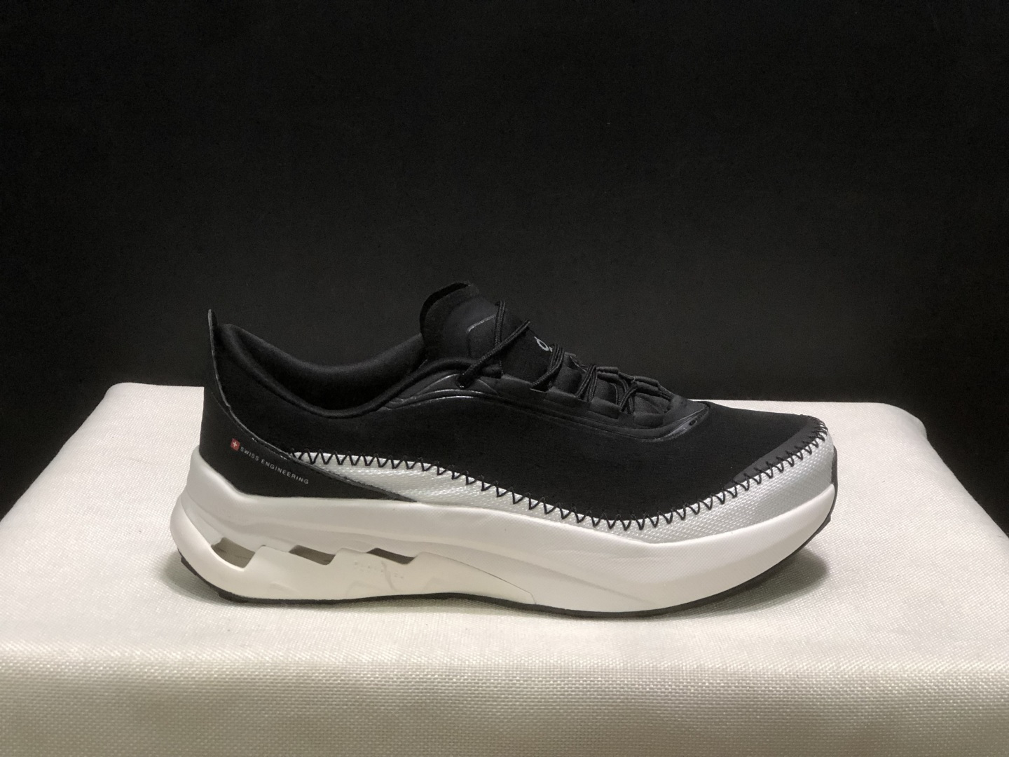 NO:723379,The top version of On Cloudsurfr Max 2 is a comfortable and casual low-top running shoe for men and women. This series of works is created by Swiss high-performance sports brand on. The upper is made of recycled polyester fiber and mesh cloth, with an exclusive hollow rubber sole. On the side is decorated with the iconic LoGo and is decorated with full-coverage seam details. Packaging: A full set of accessories and reinforced gift box packaging!  Size: 36-45 (true size), casual shoes/sports shoes, sneakers19860909顶级版本On昂跑 Cloudsurfr Max 2 舒适休闲 低帮跑步鞋 男女同款 瑞士高性能运动品牌on打造的此系列作品,鞋面由再生聚酯纤维和网眼布制成,采用独家镂空橡胶鞋底,侧面On标志性LoGo饰有全覆盖贴缝细节. 包装:全套得物配件加固得物箱包装！ 码数:36-45码（正码）,休闲鞋/运动鞋,sneakers,Women's Shoes