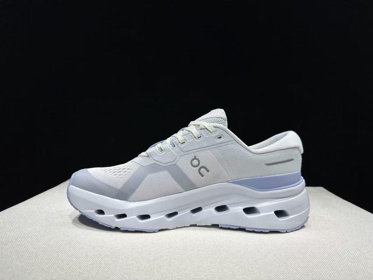 NO:723384,The top version of On Cloudrunner 3 2026 new entry-level cushioning support for men and women, same style for men and women. This series of works created by Swiss high-performance sports brand on. The upper is made of recycled polyester fiber and mesh cloth, with an exclusive hollow rubber sole, and the On signature LoGo on the side is decorated with full-coverage seam details. Packaging: A full set of accessories and reinforced gift box packaging!  Size: 36-45 (true size), casual shoes/sports shoes, sneakers19860909顶级版本On昂跑 Cloudrunner 3 2026 新品男女款入门缓震支撑 男女同款 瑞士高性能运动品牌on打造的此系列作品,鞋面由再生聚酯纤维和网眼布制成,采用独家镂空橡胶鞋底,侧面On标志性LoGo饰有全覆盖贴缝细节. 包装:全套得物配件加固得物箱包装！ 码数:36-45码（正码）,休闲鞋/运动鞋,sneakers,Women's Shoes