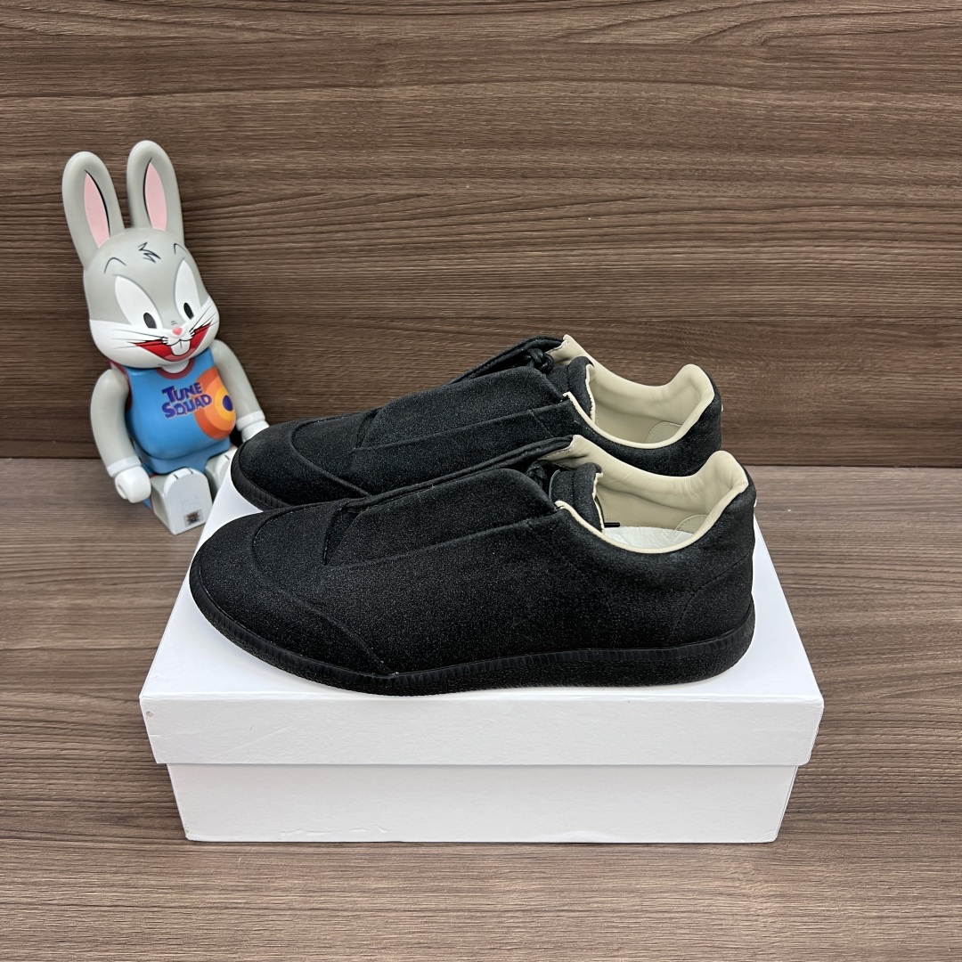 NO:723409,Top version Maison Margiela Replica cowhide logo lace-up moral training shoes low-cut sneakers same style for couples. The upper is made of frosted suede and the outsole is wear-resistant rubber outsole!  At the same time, the original thin, flexible flat-bottom design is retained. Packaging: A full set of accessories reinforced aircraft box packaging!  Size: women's size 35-40, men's size 38-50 (45-50 are all custom-made sizes. Among them, extra large size 47.48.49.5020), casual shoes/sports shoes, masion margiela, sneakers, cowhide, chamois leather19860909顶级版本Maison Margiela梅森马吉拉 Replica 牛皮 徽标系带 德训鞋 低帮 板鞋 情侣同款 鞋面采用磨砂麂皮 大底耐磨橡胶大底！同时保留了原本轻薄、灵活的平底设计. 包装:全套配件加固飞机盒包装！ 码数:女码35-40码 男码38-50码（45-50均为定做码数.其中特大码47.48.49.5020）,休闲鞋/运动鞋,masion margiela,sneakers,cowhide,chamois leather,Women's Shoes