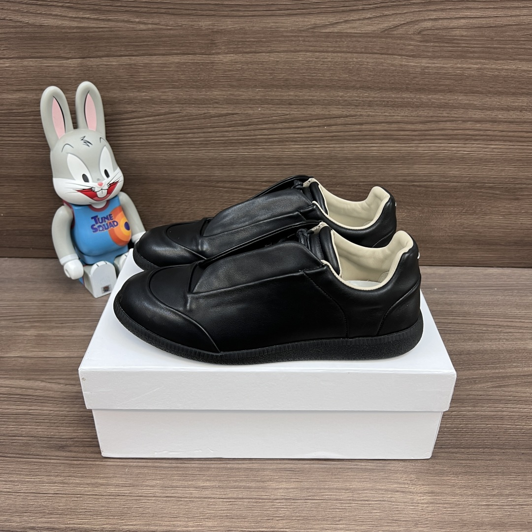 NO:723405,The top version Maison Margiela Replica cowhide logo lace-up moral training shoes low-cut sneakers same style for couples. The upper is made of imported cowhide stitching Niujing outsole and wear-resistant rubber outsole!  At the same time, the original thin, flexible flat-bottom design is retained. Packaging: A full set of accessories reinforced aircraft box packaging!  Size: women's size 35-40, men's size 38-50 (45-50 are all custom-made sizes. Among them, extra large size 47.48.49.5020), casual shoes/sports shoes, masion margiela, sneakers, cowhide19860909顶级版本Maison Margiela梅森马吉拉 Replica 牛皮 徽标系带 德训鞋 低帮 板鞋 情侣同款 鞋面采用进口牛皮拼接牛京 大底耐磨橡胶大底！同时保留了原本轻薄、灵活的平底设计. 包装:全套配件加固飞机盒包装！ 码数:女码35-40码 男码38-50码（45-50均为定做码数.其中特大码47.48.49.5020）,休闲鞋/运动鞋,masion margiela,sneakers,cowhide,Women's Shoes