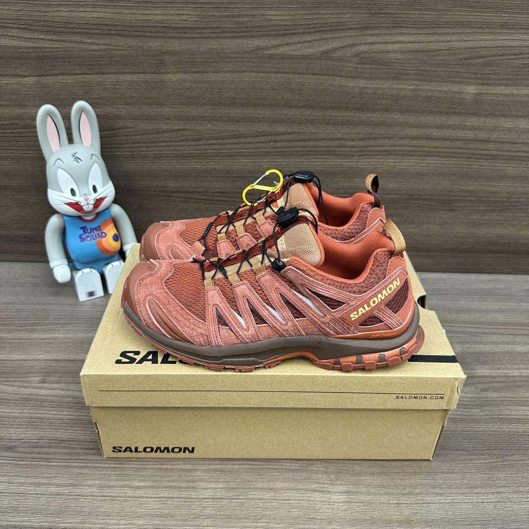 NO:723434,The top version of SALOMON XA PRO 3D SUEDE is comfortable, versatile, non-slip, wear-resistant and breathable, low-cut cross-country training running shoes, same style for men and women, red. The new top version has been revised for several months. The last shape of the entire shoe is basically the same as the original shoe. The glue control of the outsole combination is excellent. All details are carefully processed. The foot feels comfortable and light. It is the best matching item for workwear and outdoor use. Item No.: 479684  Packaging: A complete set of accessories to reinforce the aircraft box packaging!  Size: 36-46 (true size), casual shoes/sports shoes, sneakers19860909顶级版本SALOMON萨洛蒙 XA PRO 3D SUEDE 舒适百搭防滑耐磨透气 低帮 越野训练跑步鞋 男女同款 红色 全新顶级版本经过几个月重新改版,整鞋楦型基本跟原鞋无差,大底组合胶水控制极佳,所有细节都精心处理,脚感舒适轻便,工装户外最佳搭配单品. 货号: 479684 包装全套得物配件加固飞机盒包装！ 码数:36-46码(正码),休闲鞋/运动鞋,sneakers,Women's Shoes