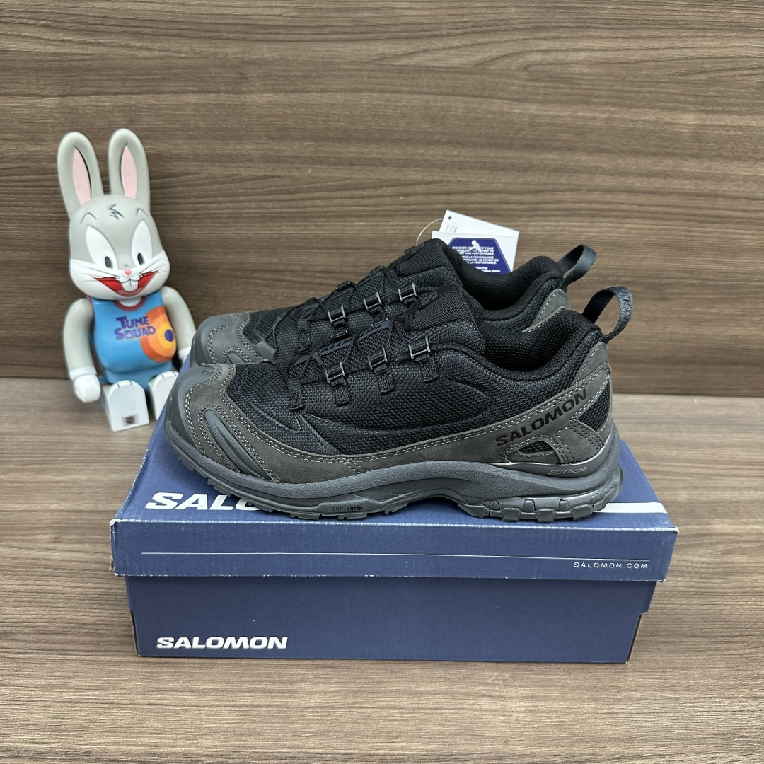 NO:723398,The top version of SALOMON XA PRO 3D SUEDE is comfortable, versatile, non-slip, wear-resistant and breathable, low-cut cross-country training running shoes, same style for men and women, black. The new top version has been revised for several months. The last shape of the entire shoe is basically the same as the original shoe. The glue control of the outsole combination is excellent. All details are carefully processed. The foot feels comfortable and light. It is the best matching item for workwear and outdoor use. Item No.: 479616  Packaging: A complete set of accessories to reinforce the aircraft box packaging!  Size: 36-46 (true size), casual shoes/sports shoes, sneakers19860909顶级版本SALOMON萨洛蒙 XA PRO 3D SUEDE 舒适百搭防滑耐磨透气 低帮 越野训练跑步鞋 男女同款 黑色 全新顶级版本经过几个月重新改版,整鞋楦型基本跟原鞋无差,大底组合胶水控制极佳,所有细节都精心处理,脚感舒适轻便,工装户外最佳搭配单品. 货号: 479616 包装全套得物配件加固飞机盒包装！ 码数:36-46码(正码),休闲鞋/运动鞋,sneakers,Women's Shoes