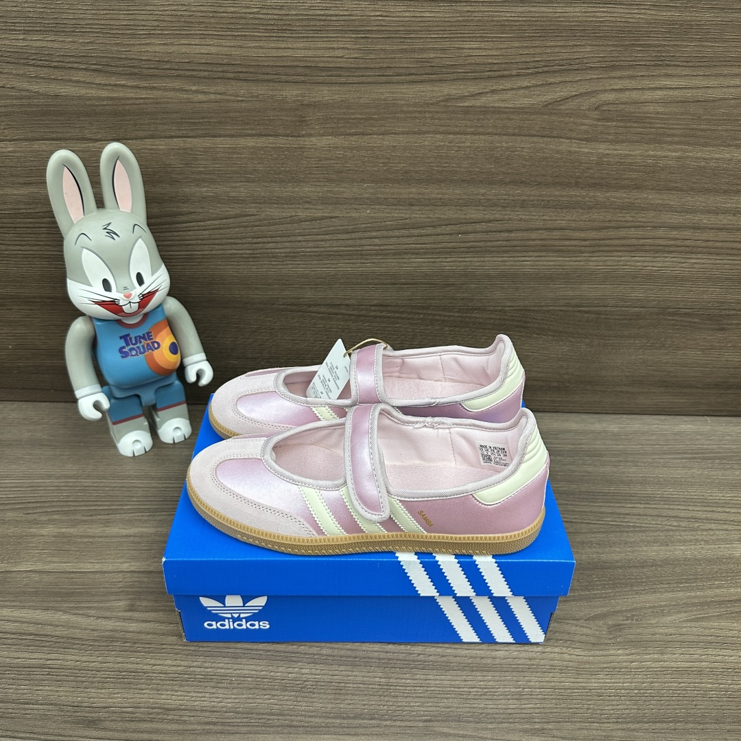 NO:816782,adidas originals Samba Jane comfortable and soft Mary Jane shoes for men and women, pink, synthetic leather + fabric splicing, rubber soles are non-slip and wear-resistant, Velcro design. Packaging includes a complete set of accessories, a poison box and a pair of pure cotton socks. Size 35.36.37.38.39.40.41.42.43.44.45 (true size!), casual shoes/sports shoes, adidas, mary  jane,sneakers,socks19860909adidas originals Samba Jane 舒适柔软 玛丽珍鞋 男女同款 粉色,合成革+织物拼接 橡胶鞋底防滑耐磨,魔术贴设计. 包装全套得物配件毒盒配纯棉袜子一副. 码数35.36.37.38.39.40.41.42.43.44.45码（正码！）,休闲鞋/运动鞋,adidas,mary jane,sneakers,socks,Women's Shoes